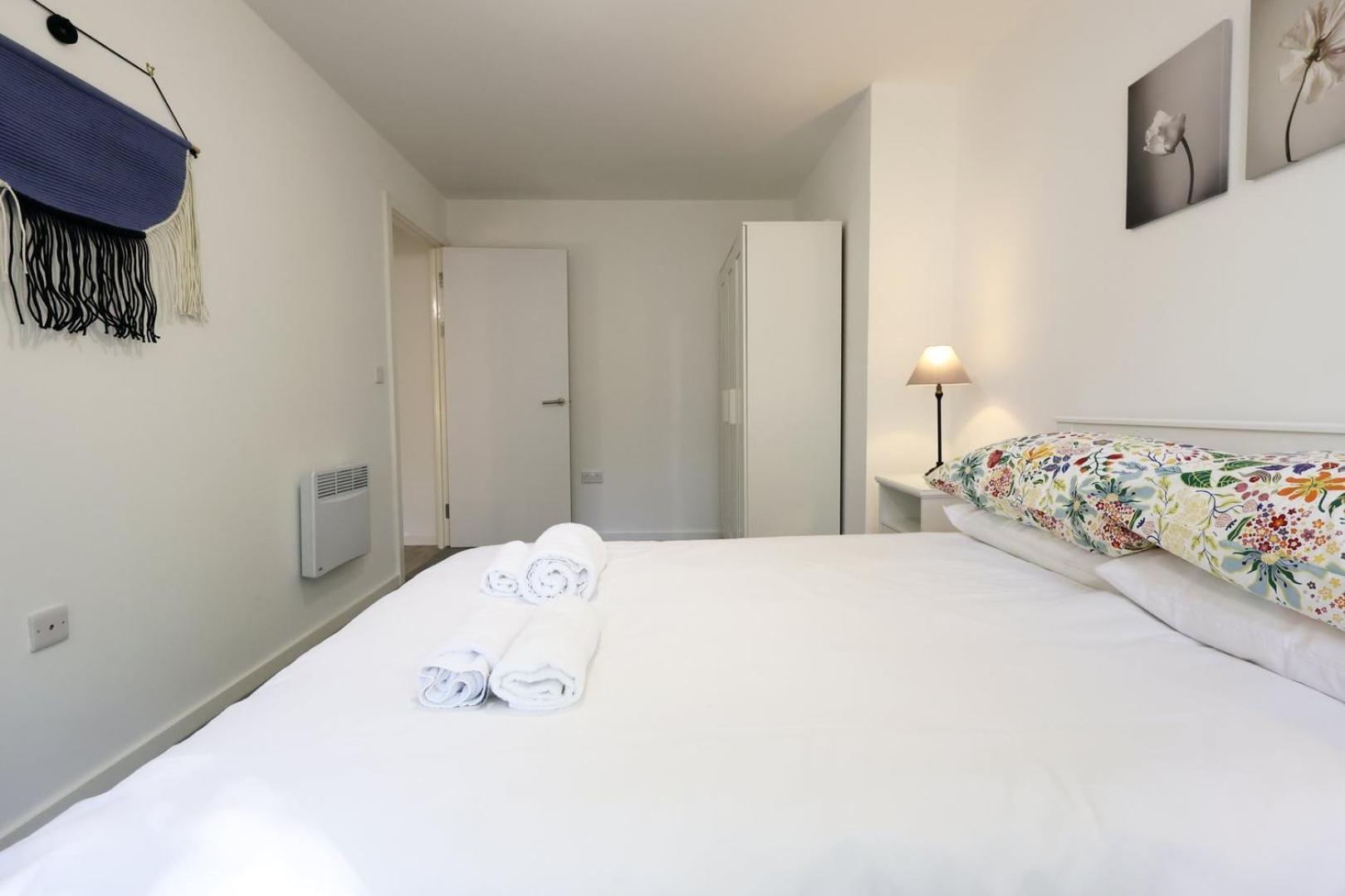 Apartment Modern Comfort Near Castle St With Wifi & Parking! *