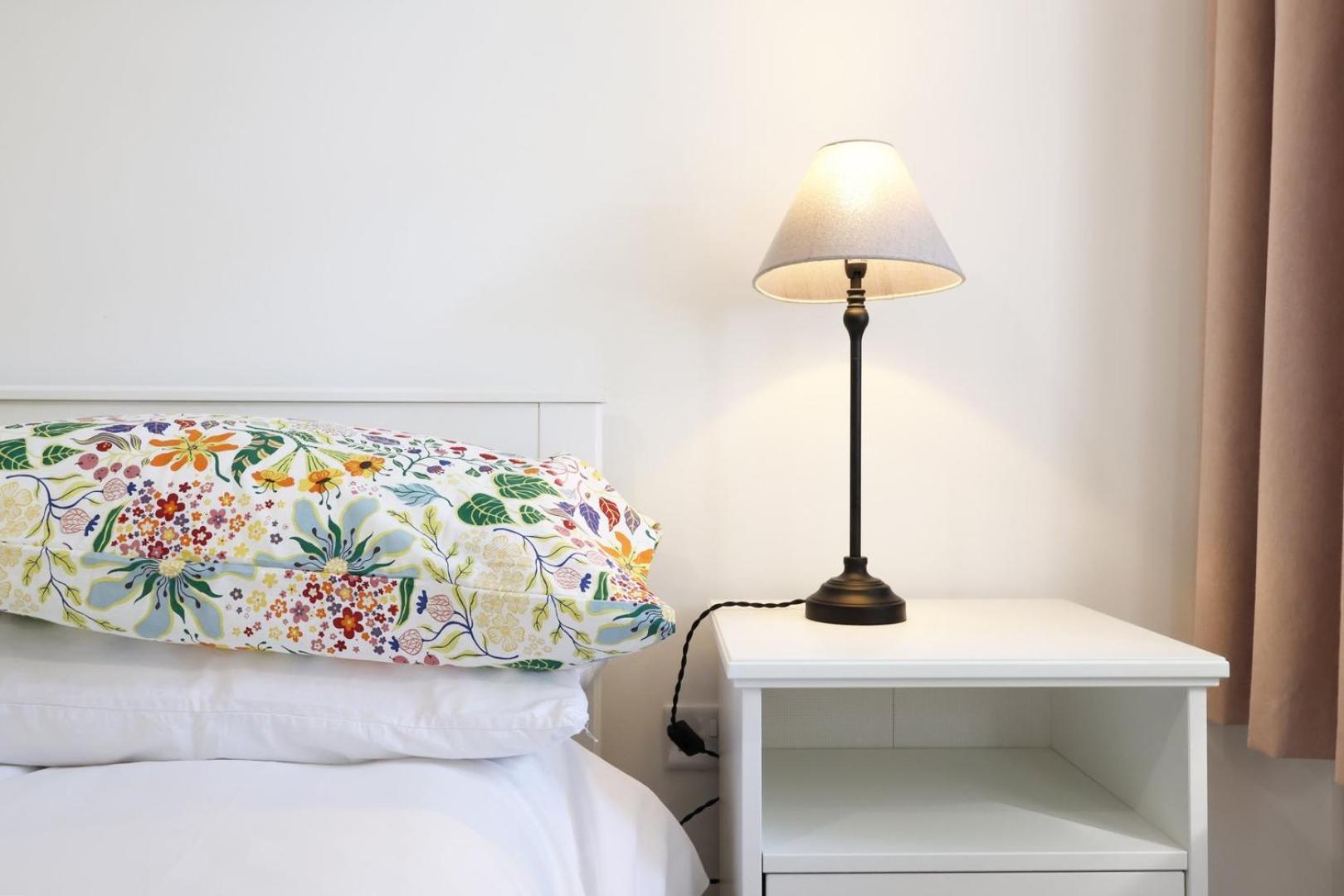 Apartment Modern Comfort Near Castle St With Wifi & Parking! Taunton