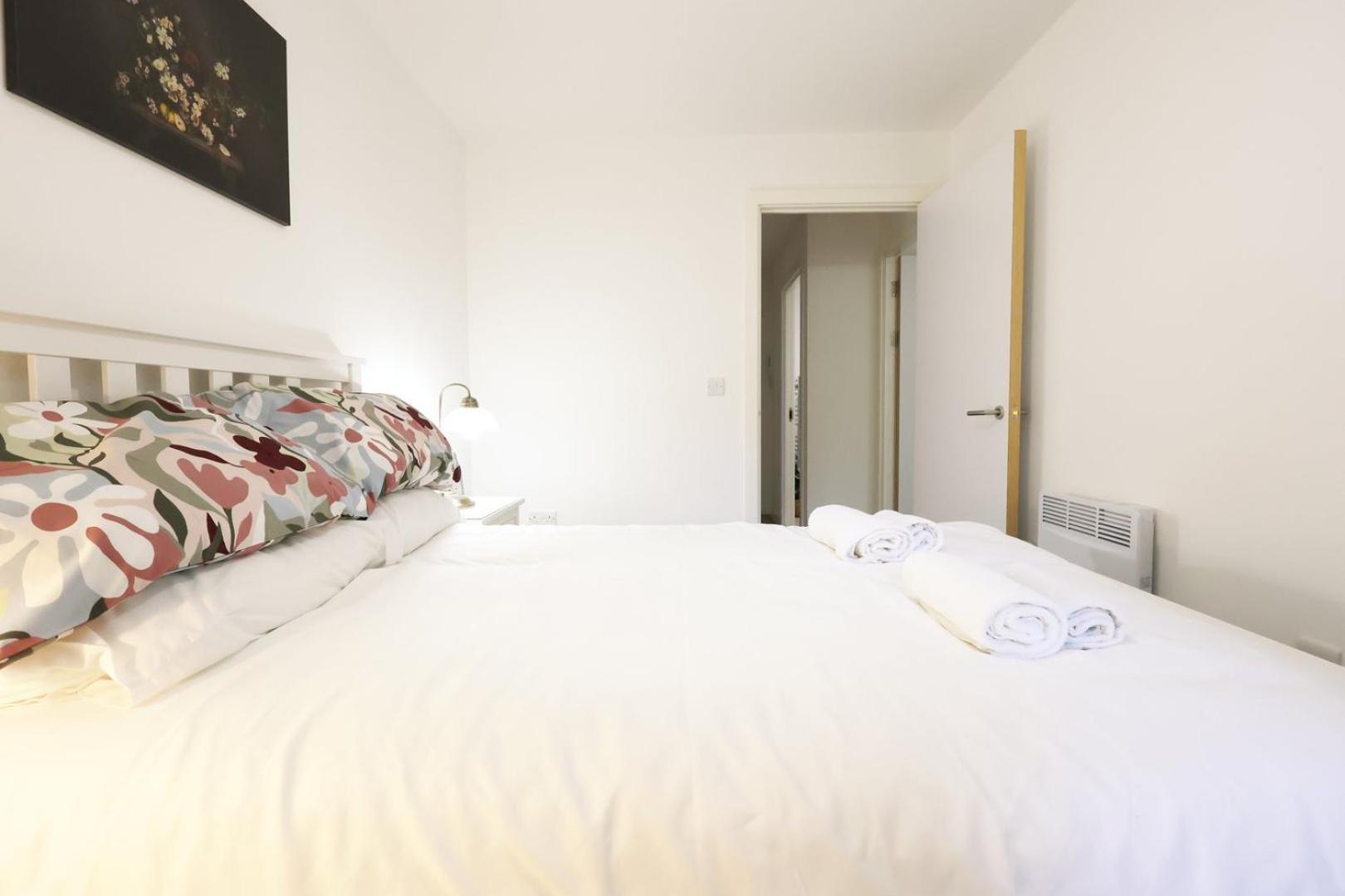 Apartment Modern Comfort Near Castle St With Wifi & Parking!