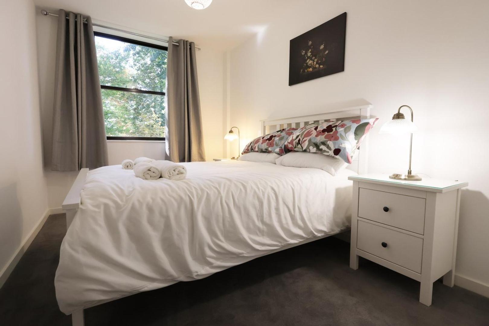 Apartment Modern Comfort Near Castle St With Wifi & Parking!
