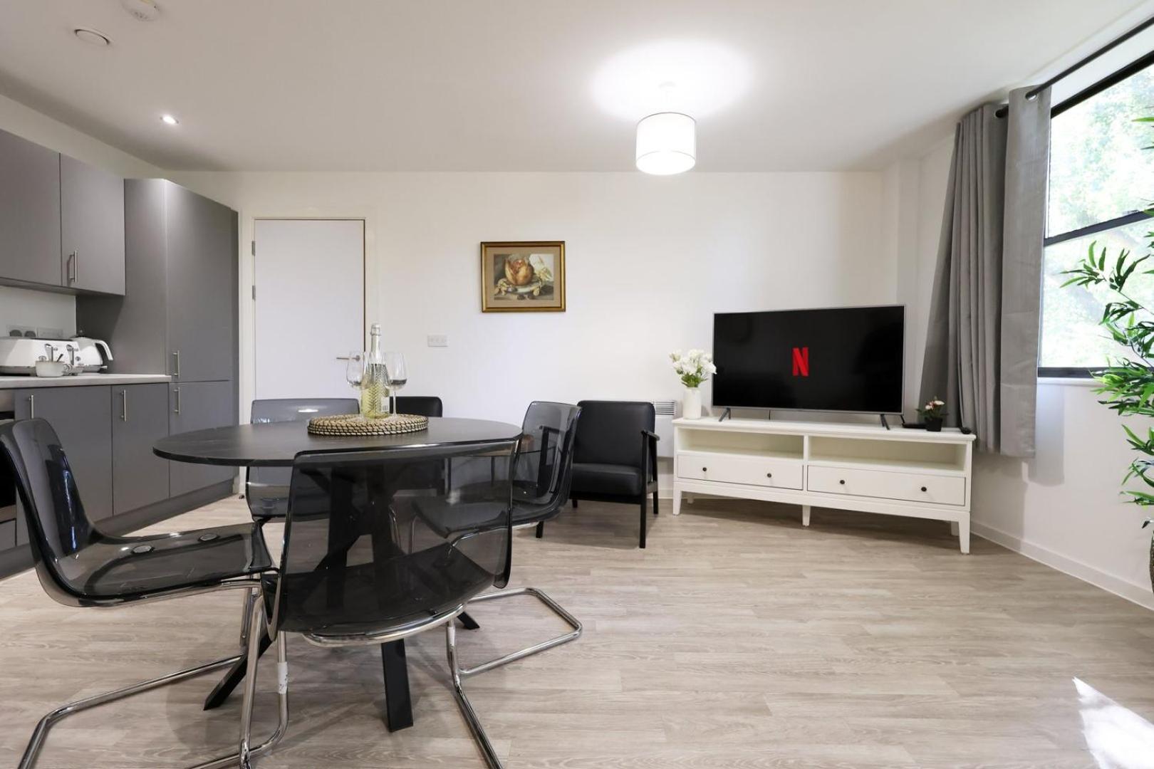 Modern Comfort Near Castle St With Wifi & Parking! *