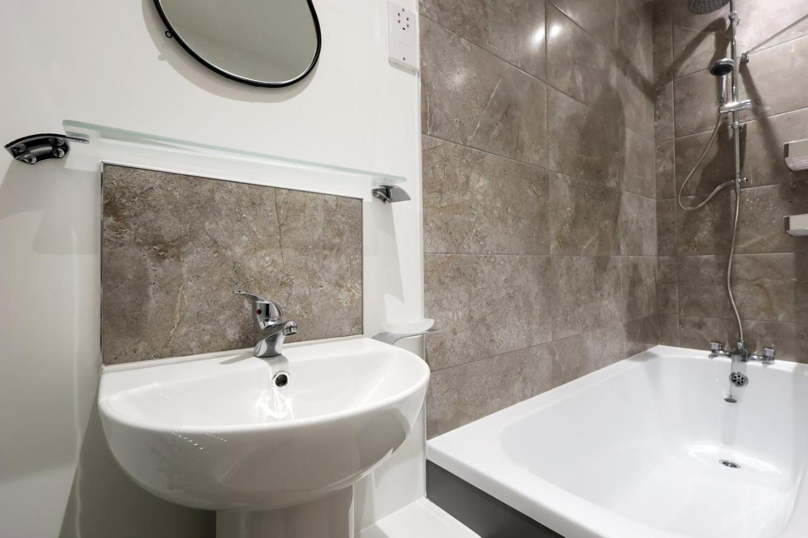 Modern Comfort Near Castle St With Wifi & Parking! Apartment *