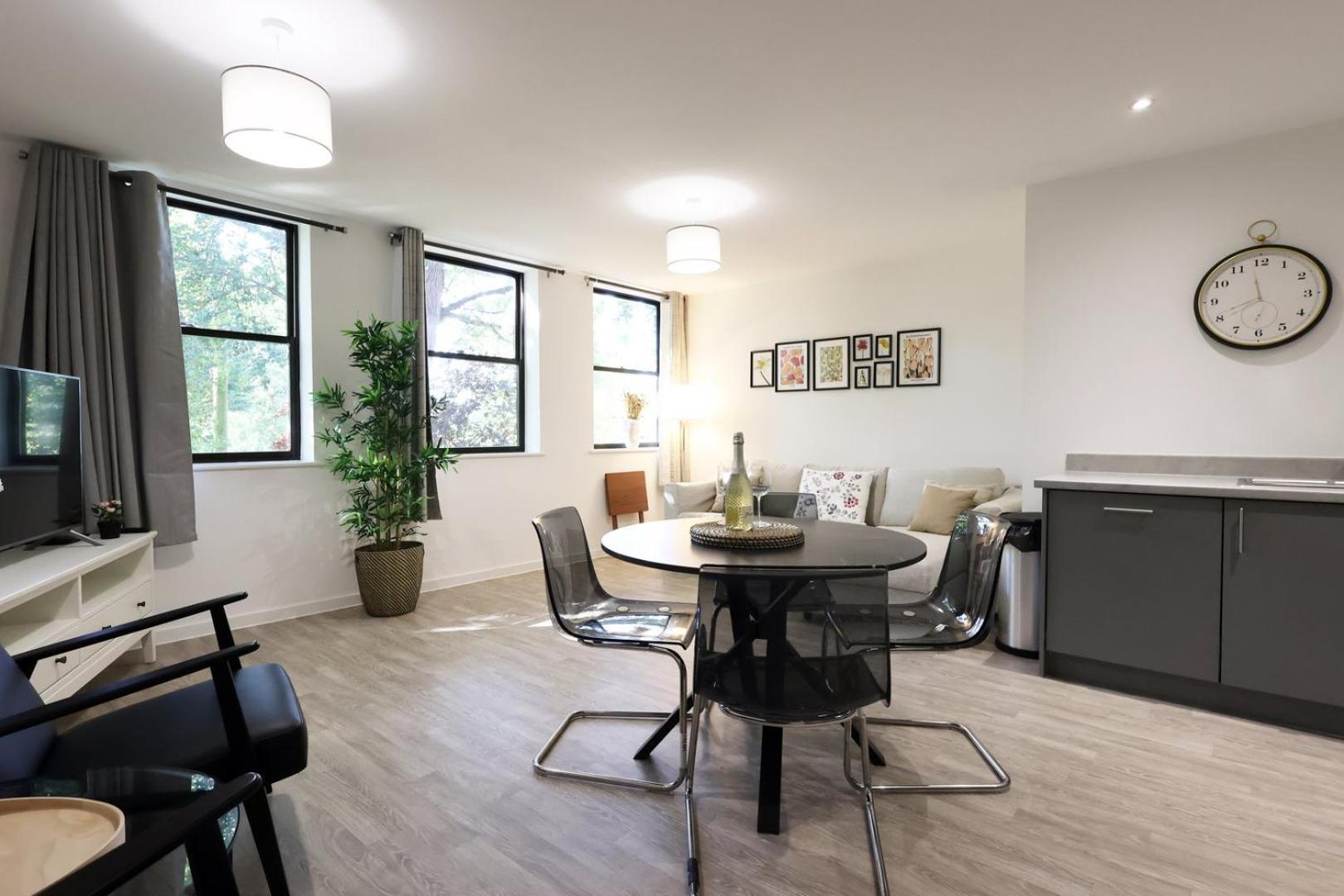 Apartment Modern Comfort Near Castle St With Wifi & Parking! *