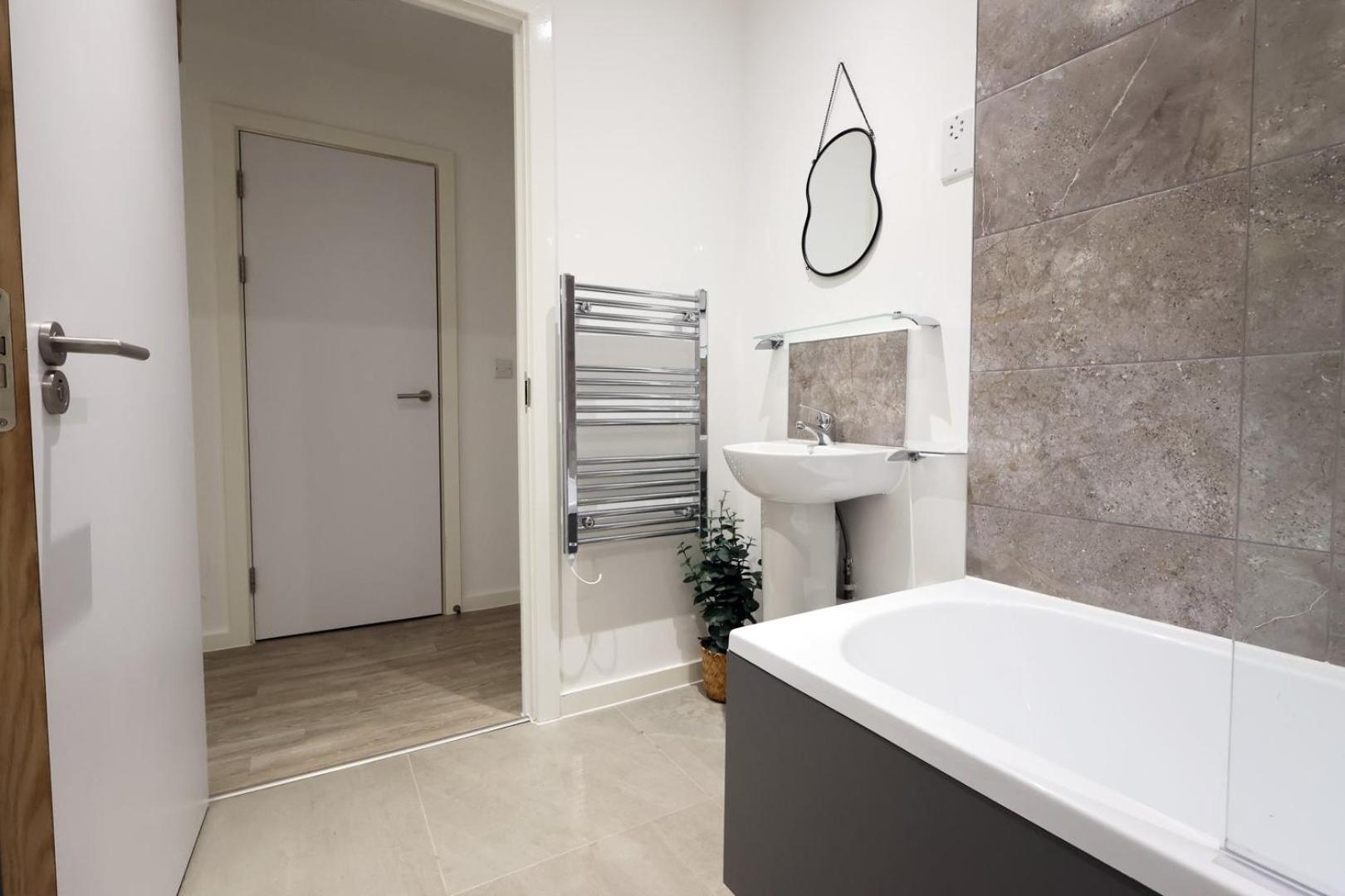Apartment Modern Comfort Near Castle St With Wifi & Parking! *