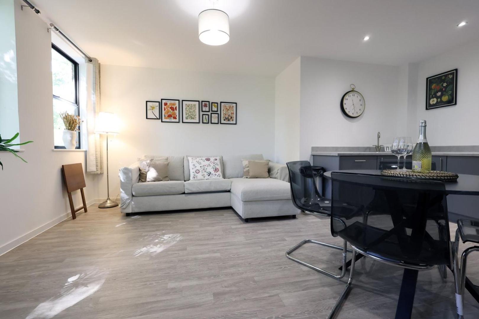 Modern Comfort Near Castle St With Wifi & Parking!
