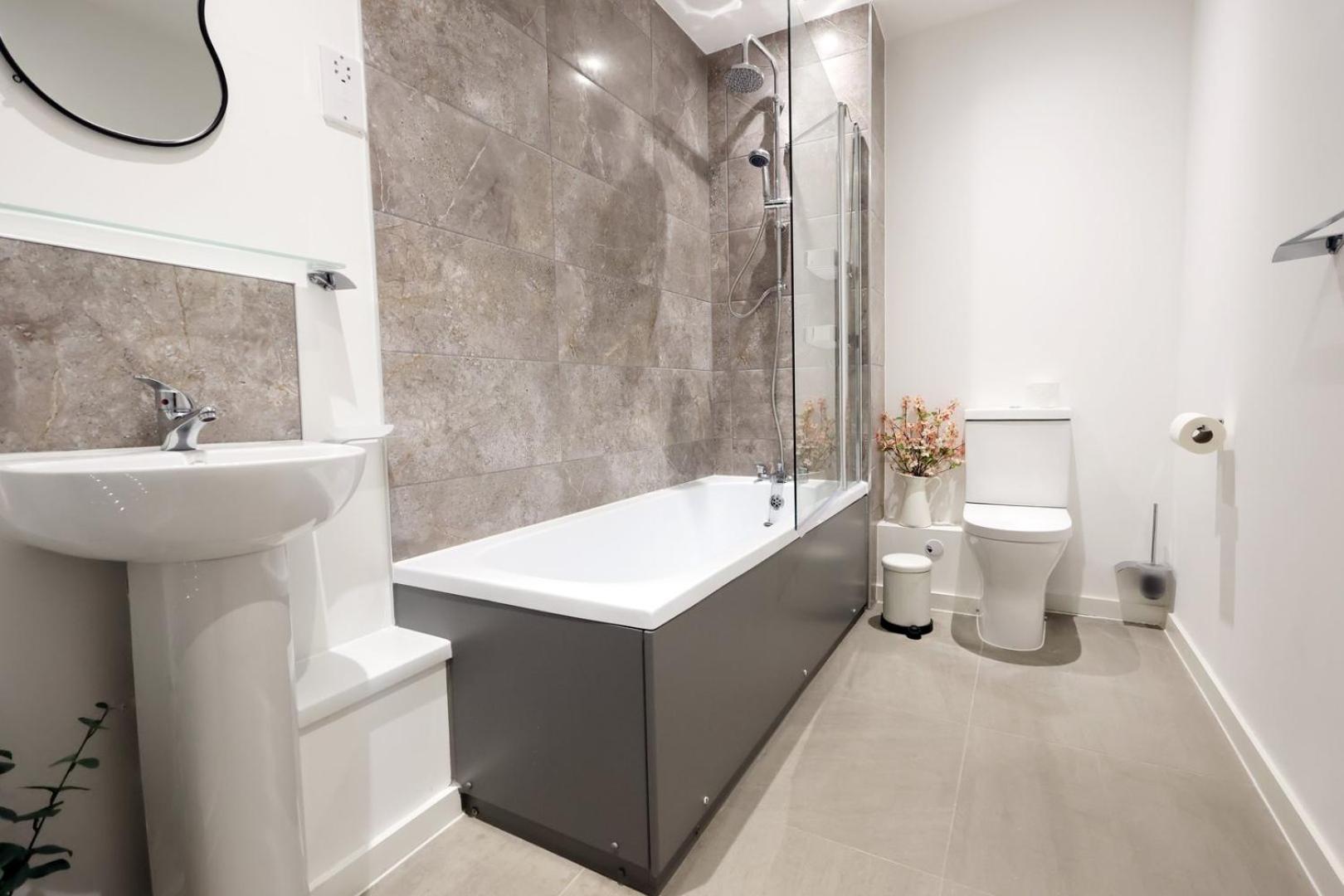 Modern Comfort Near Castle St With Wifi & Parking! Apartment