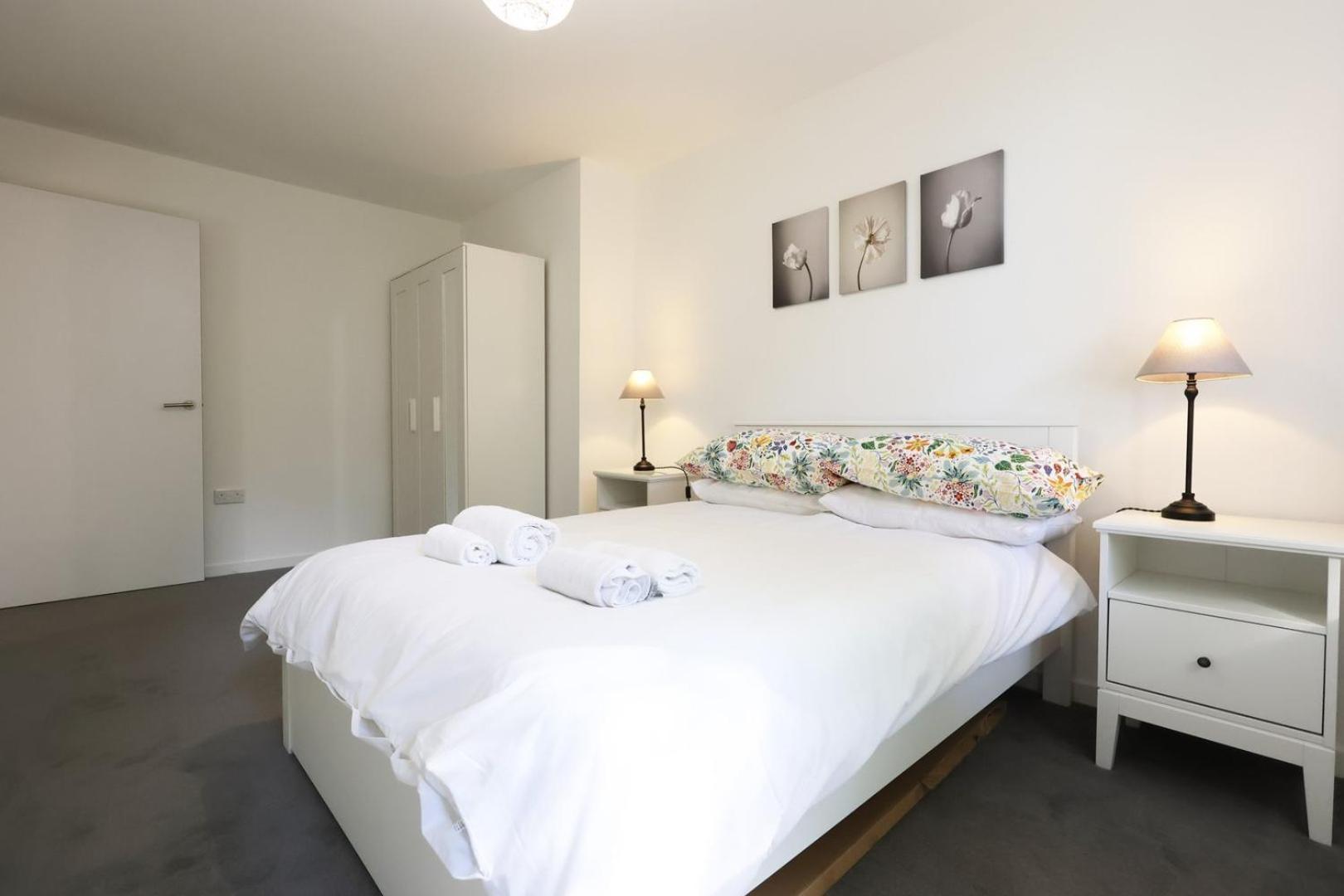 Apartment Modern Comfort Near Castle St With Wifi & Parking!