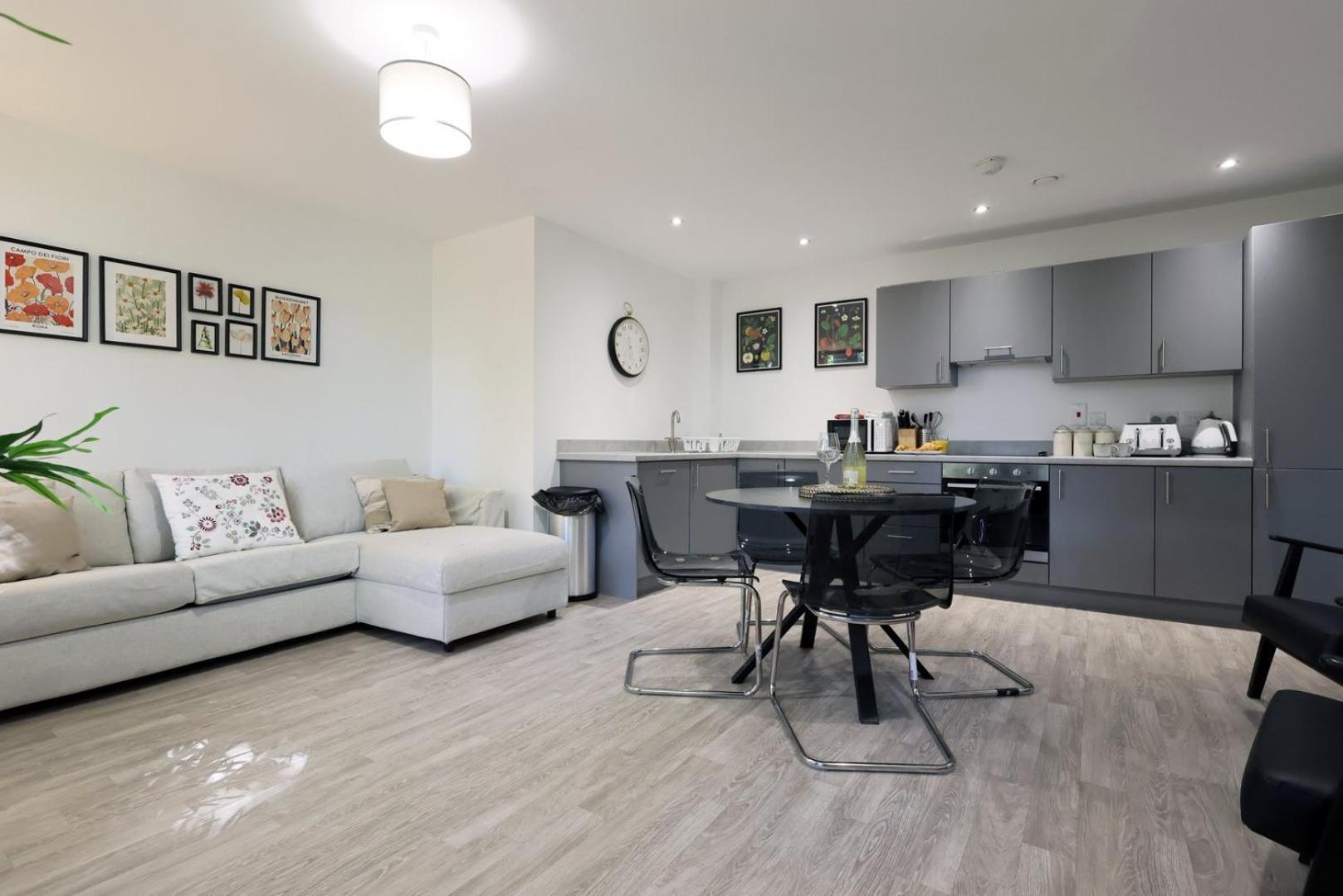 Apartment Modern Comfort Near Castle St With Wifi & Parking! Taunton