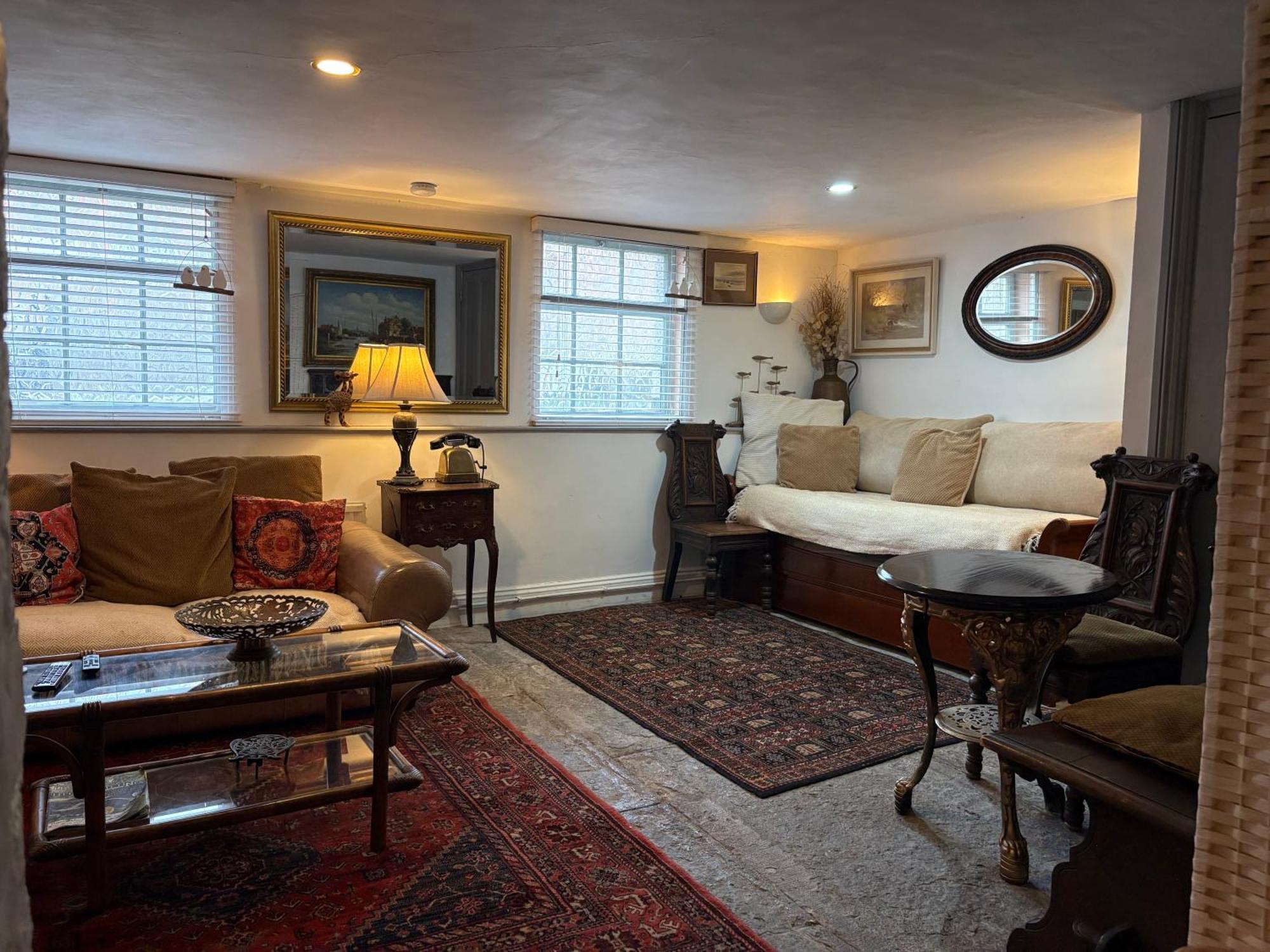 Charming Historic Apartment Adjoining Beautiful Central Taunton Park *