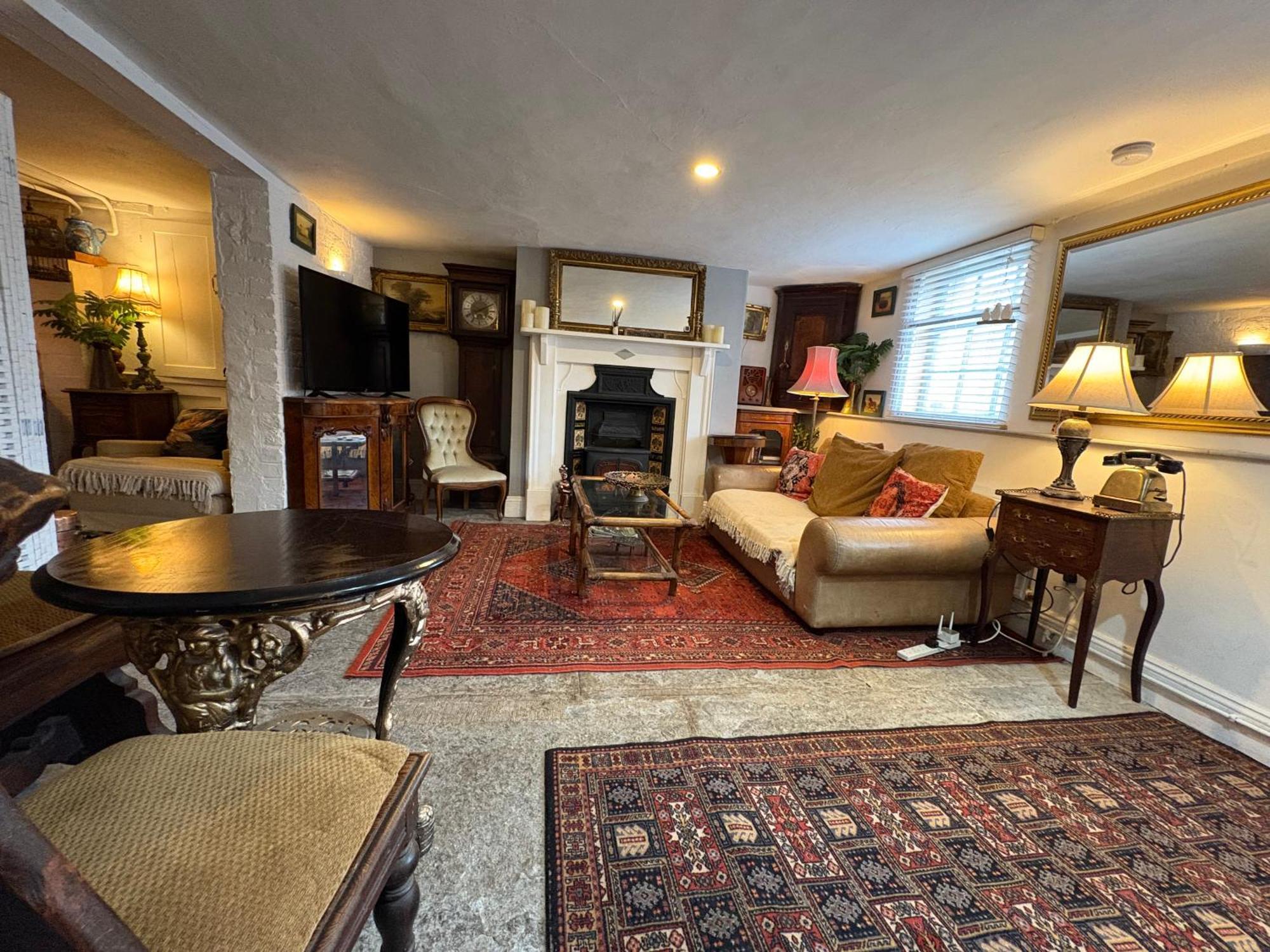 Charming Historic Apartment Adjoining Beautiful Central Taunton Park Apartment