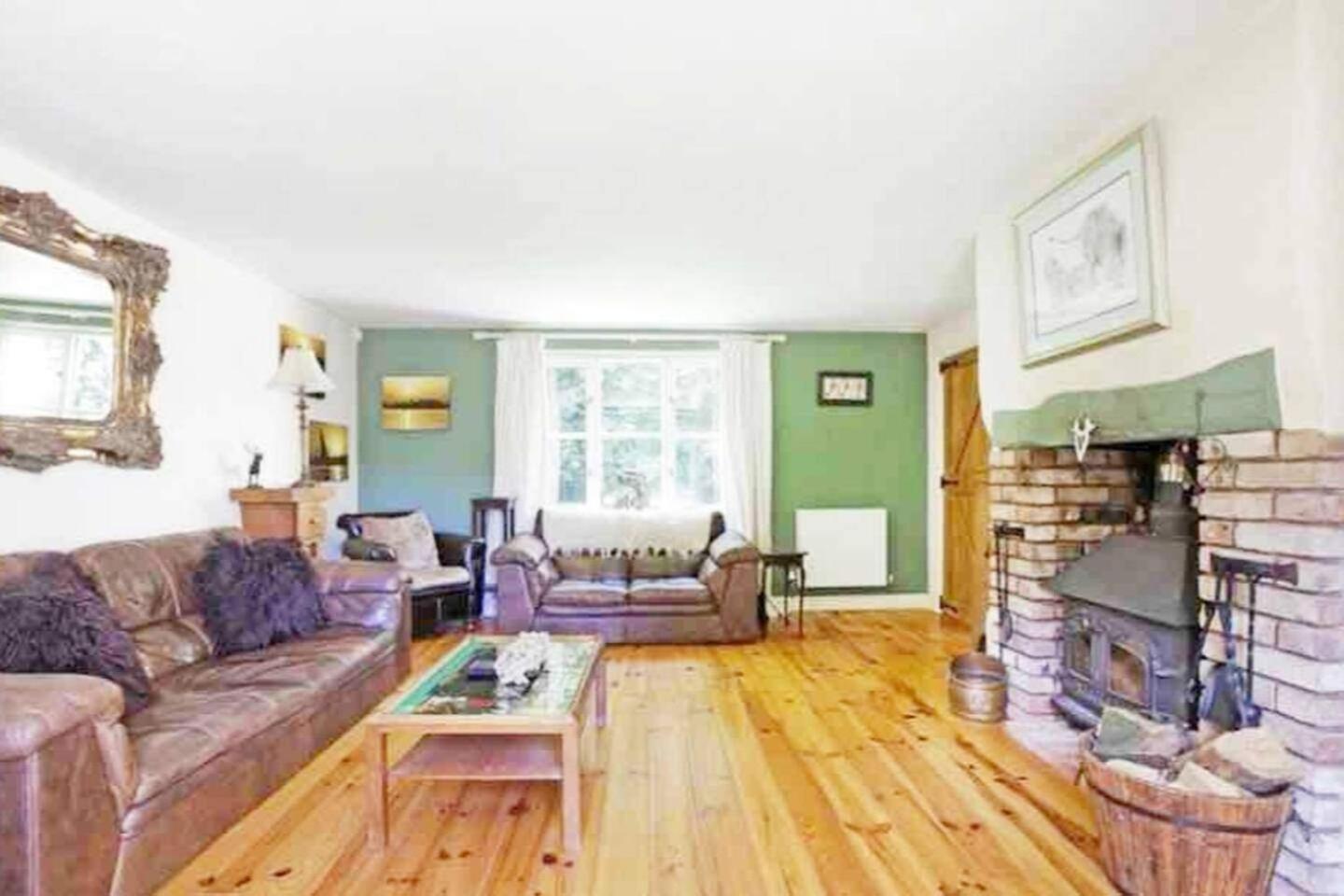 Holiday home 5-bed - Sleeps 12 Pool Garden & Play Area
