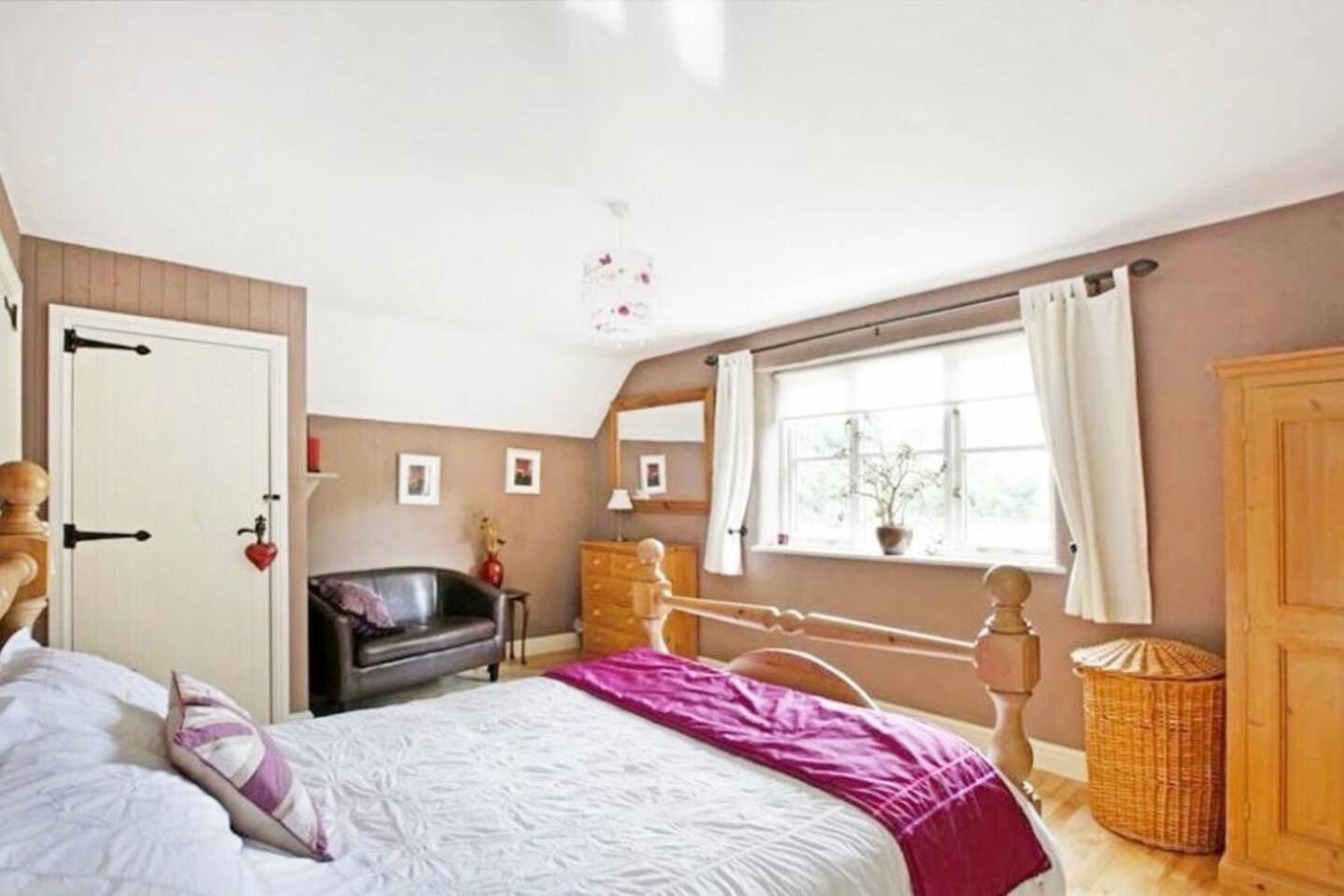 5-bed - Sleeps 12 Pool Garden & Play Area *