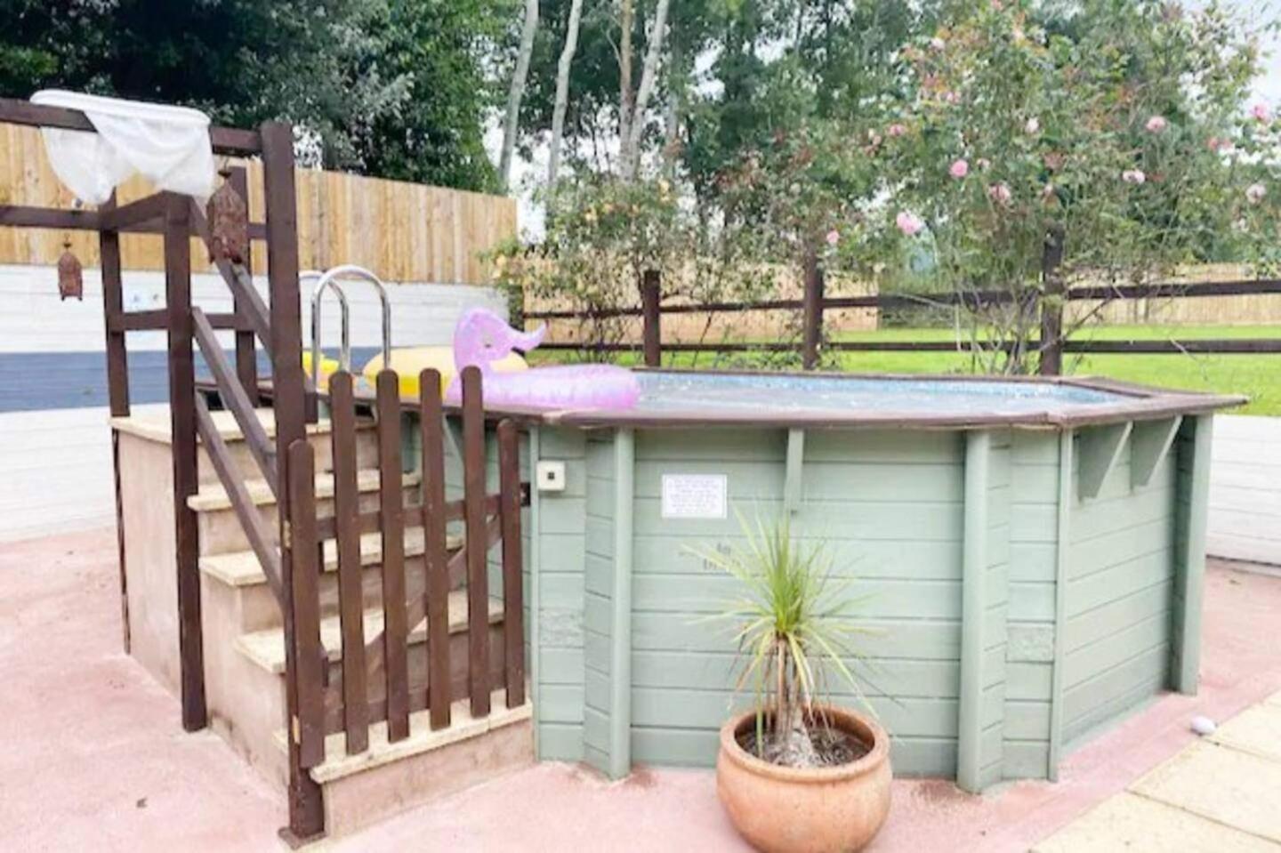5-bed - Sleeps 12 Pool Garden & Play Area Holiday home *