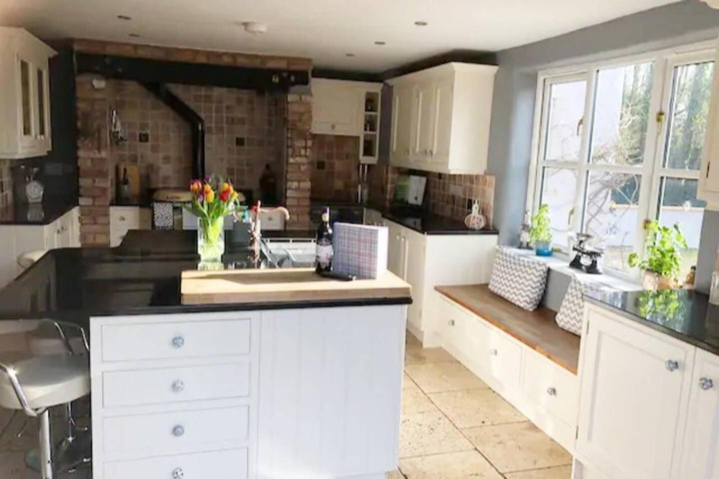 Holiday home 5-bed - Sleeps 12 Pool Garden & Play Area *