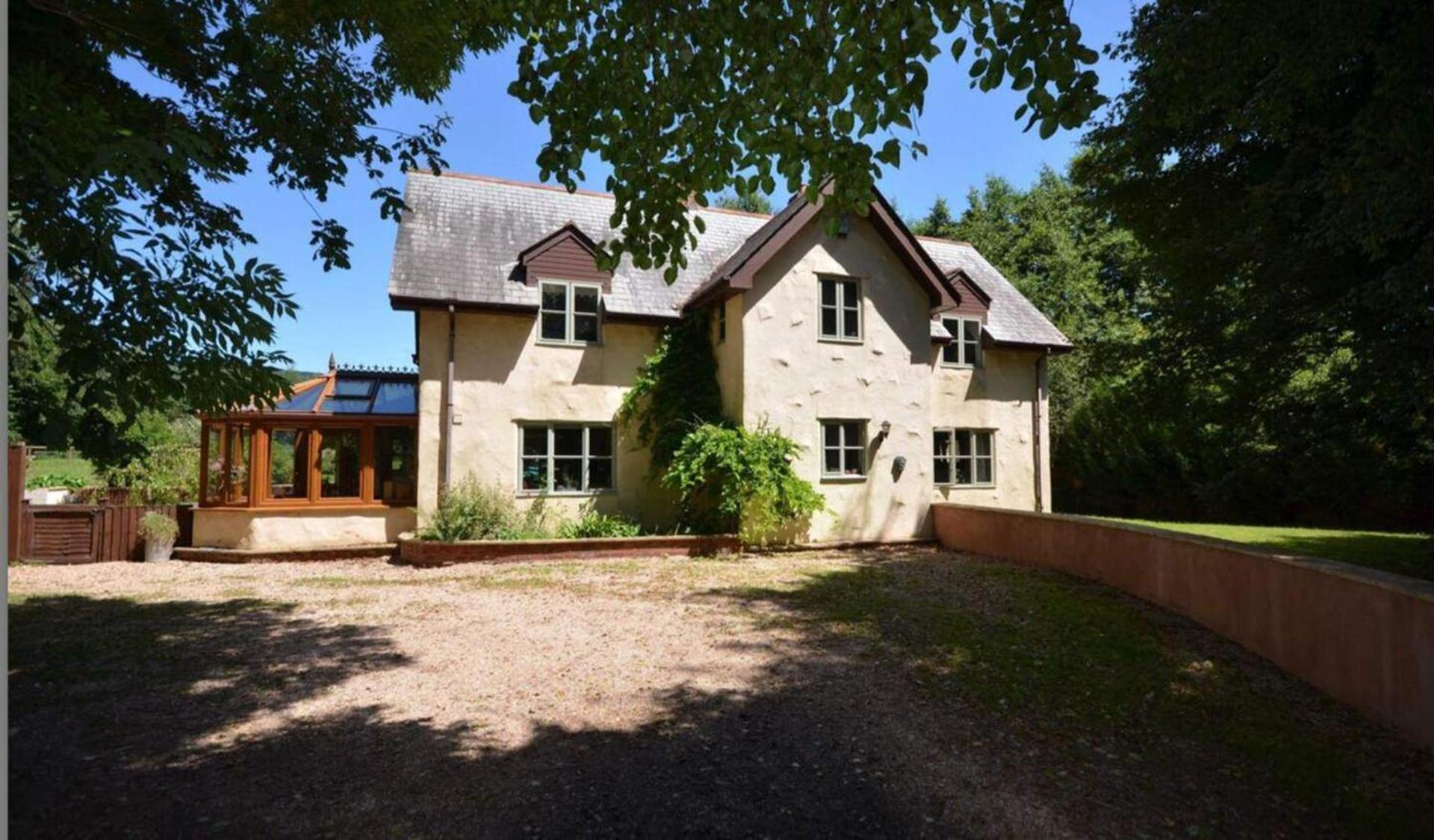 5-bed - Sleeps 12 Pool Garden & Play Area Taunton