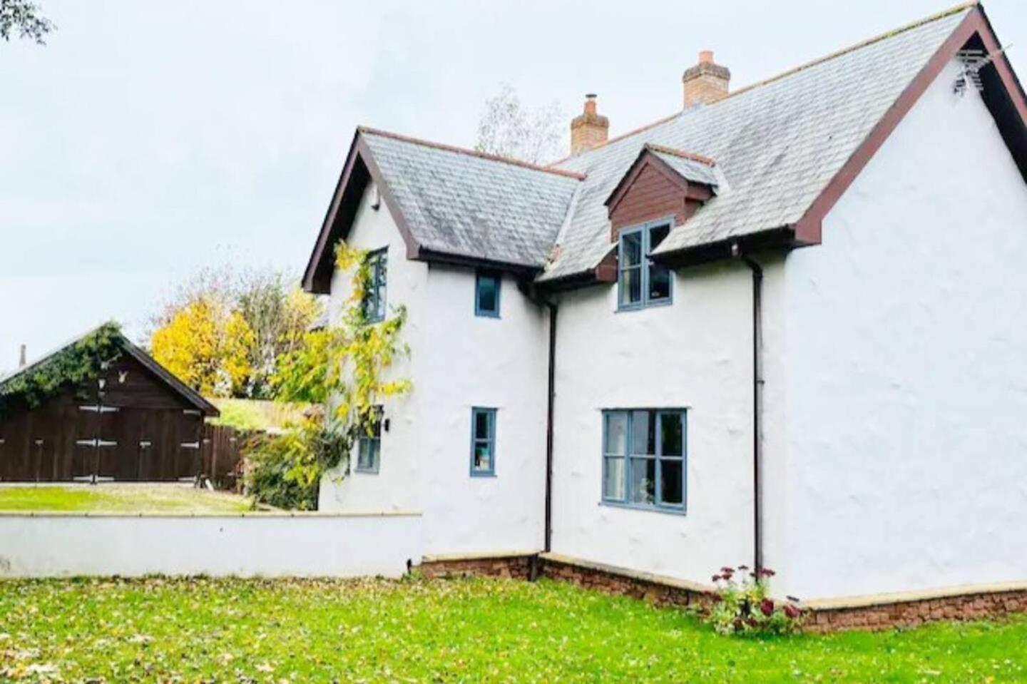 5-bed - Sleeps 12 Pool Garden & Play Area Holiday home Taunton