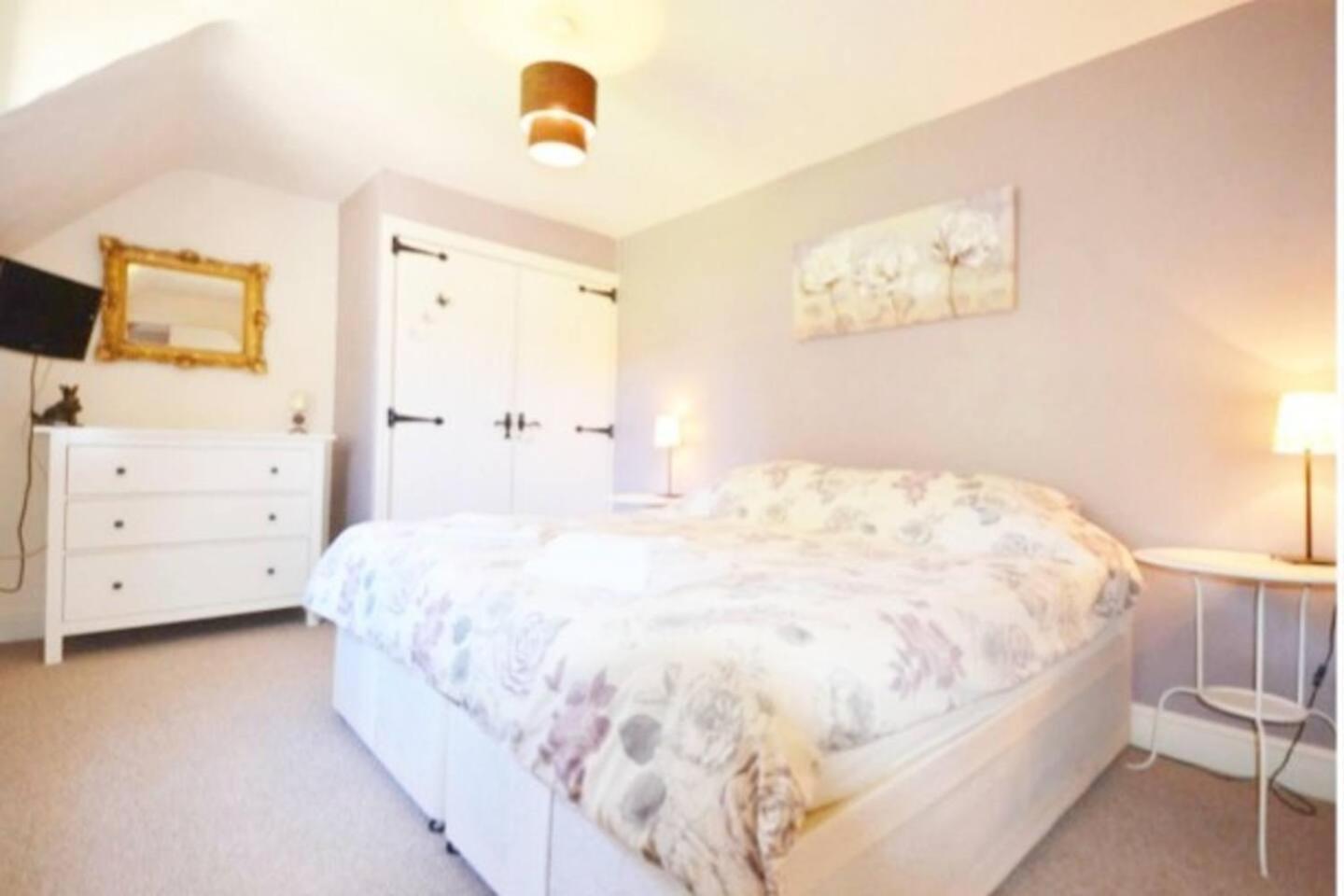5-bed - Sleeps 12 Pool Garden & Play Area Holiday home *