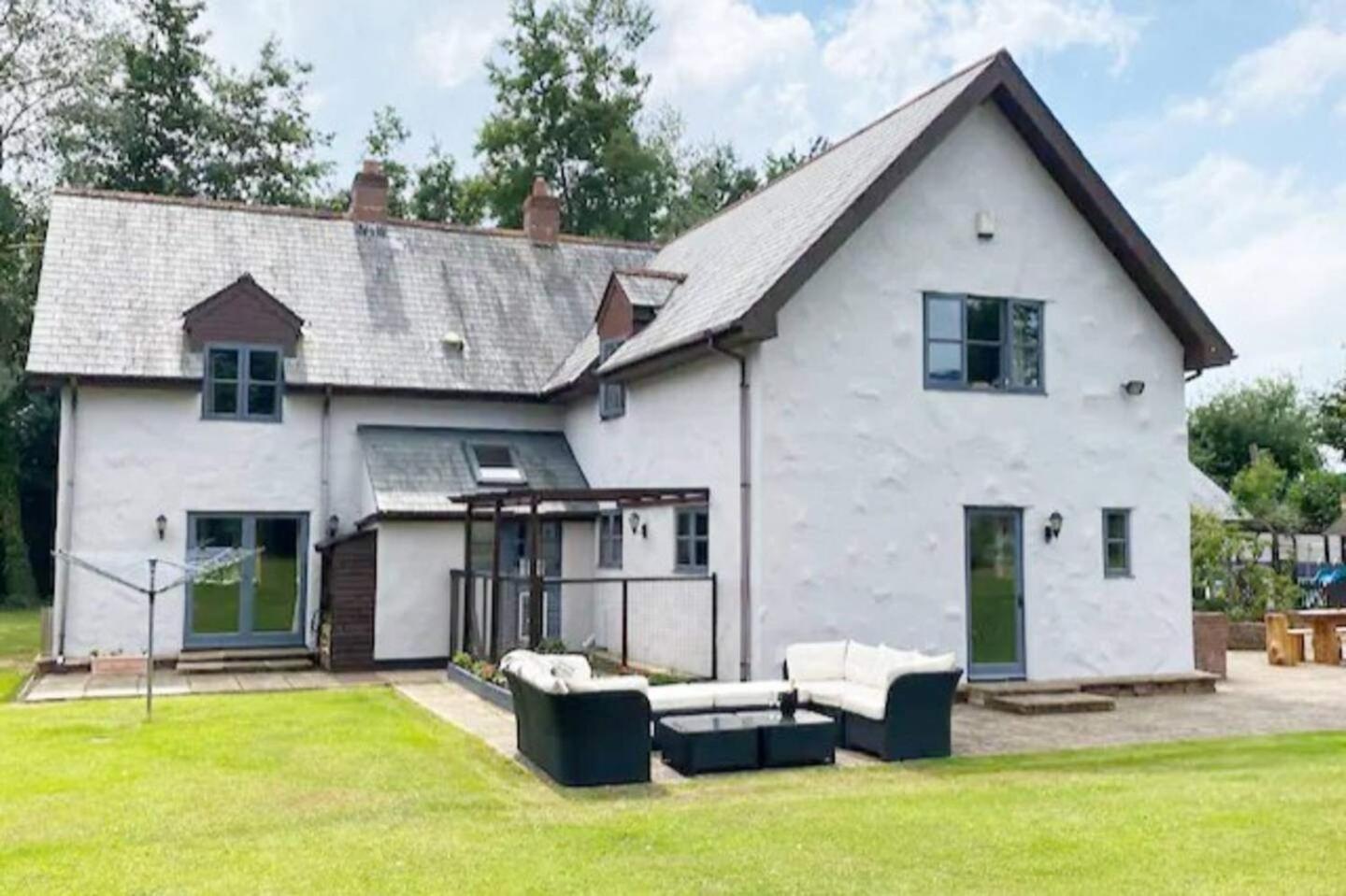 5-bed - Sleeps 12 Pool Garden & Play Area Taunton