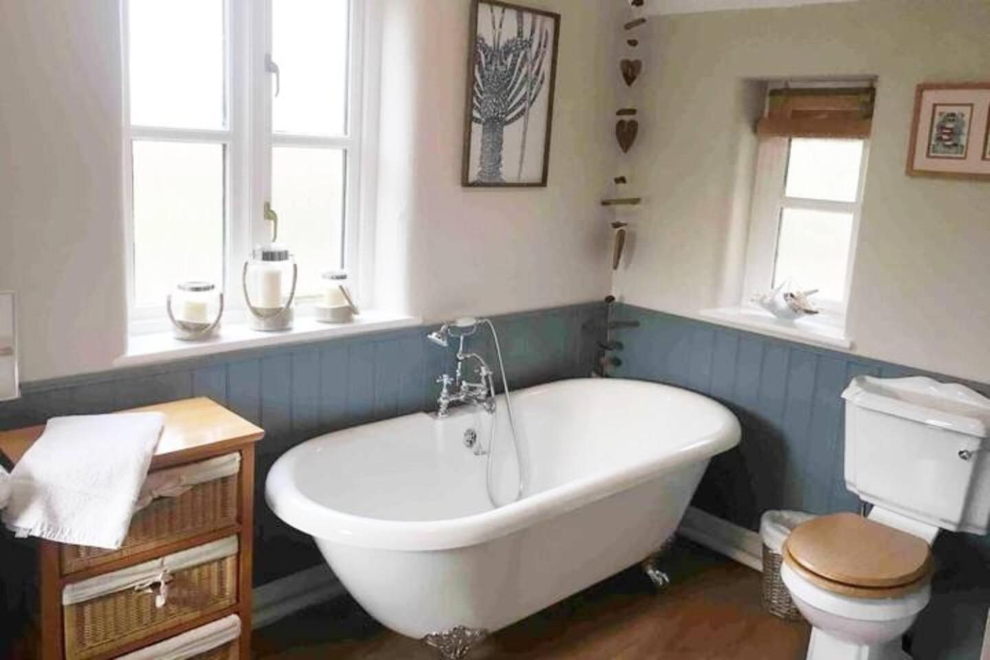 5-bed - Sleeps 12 Pool Garden & Play Area * Taunton