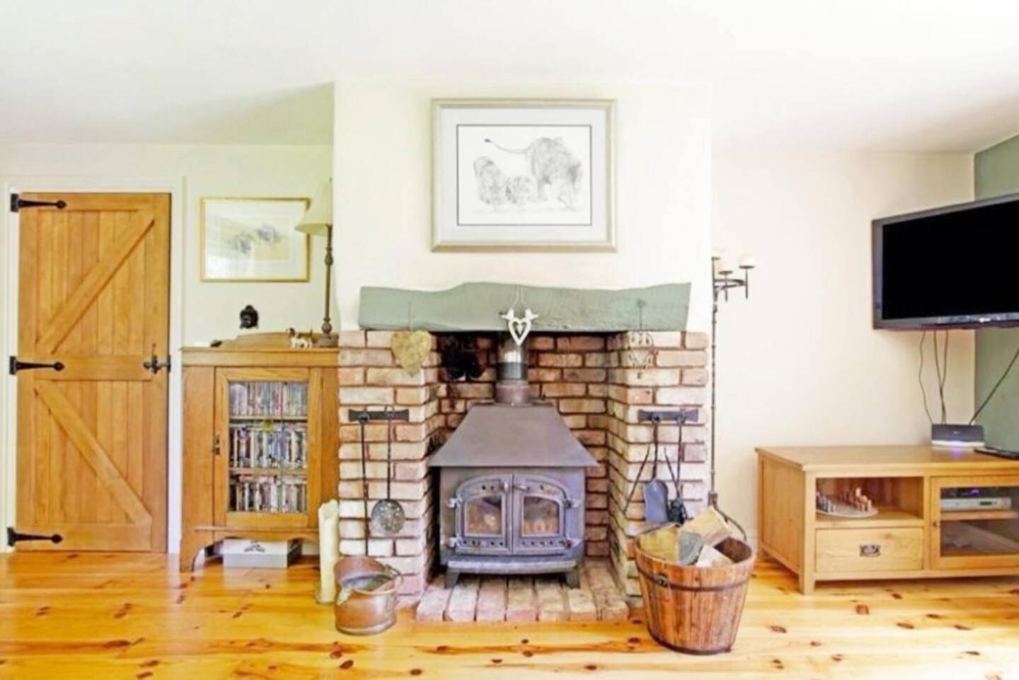 5-bed - Sleeps 12 Pool Garden & Play Area Holiday home