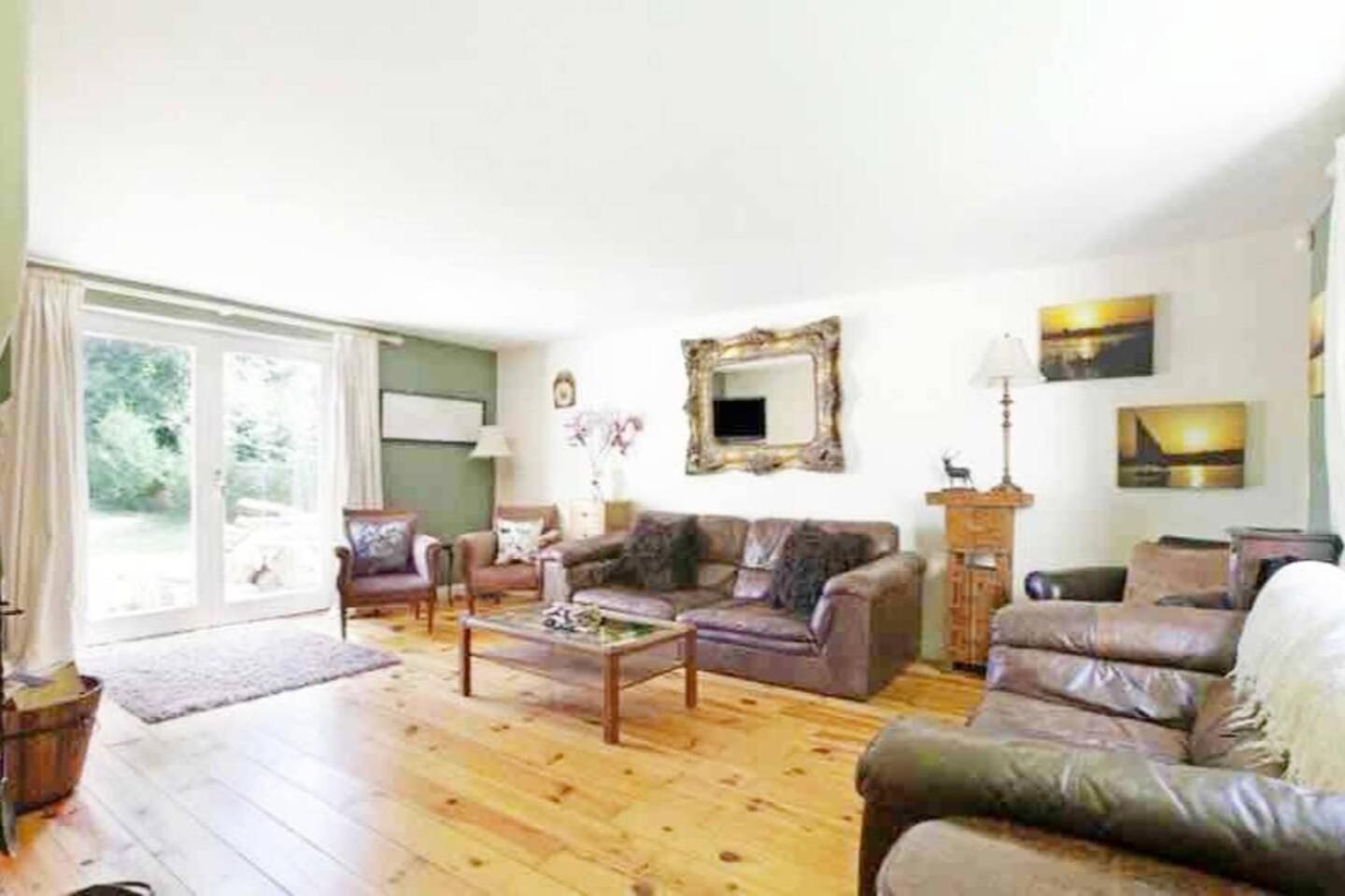 Holiday home 5-bed - Sleeps 12 Pool Garden & Play Area Taunton