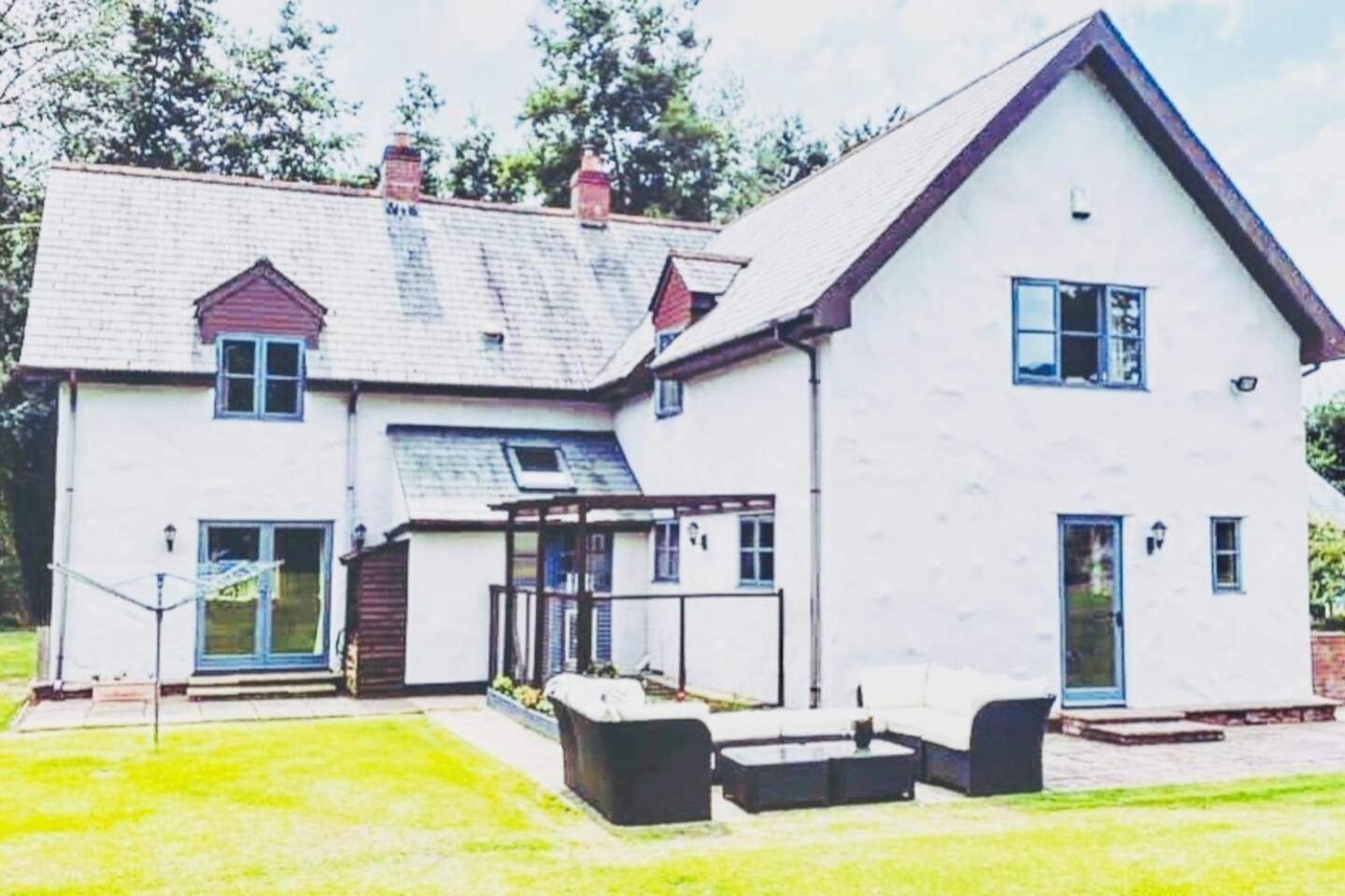 5-bed - Sleeps 12 Pool Garden & Play Area
