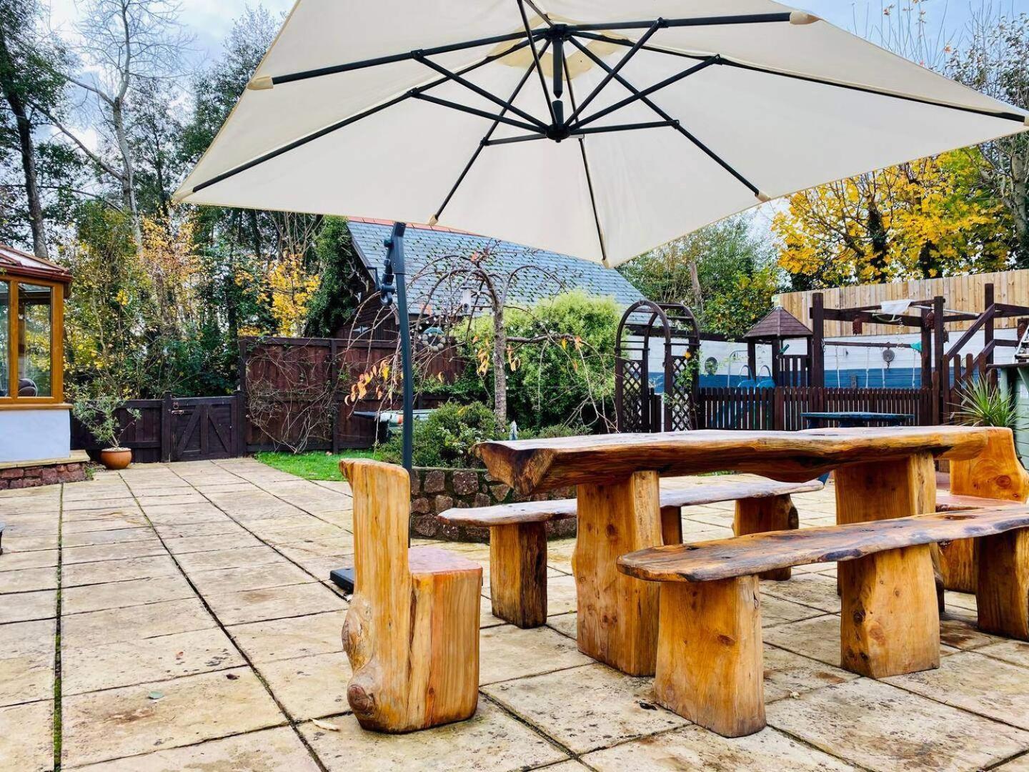 5-bed - Sleeps 12 Pool Garden & Play Area Taunton