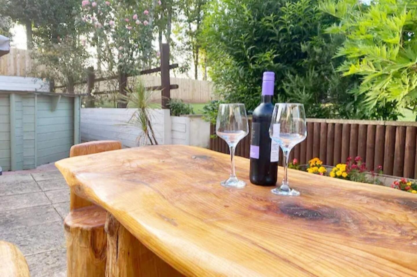 5-bed - Sleeps 12 Pool Garden & Play Area Holiday home *