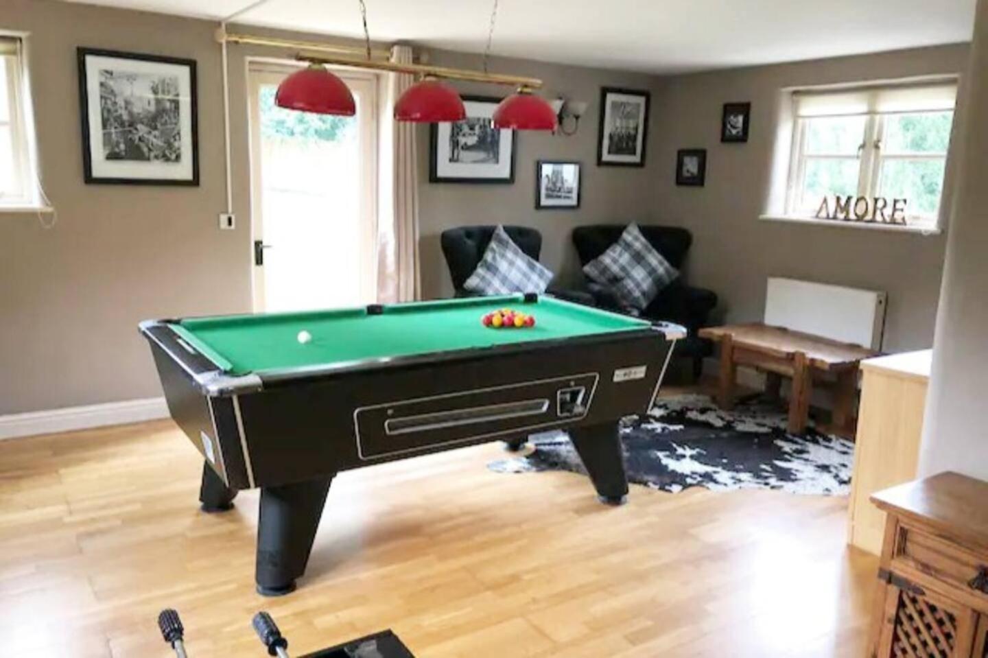 5-bed - Sleeps 12 Pool Garden & Play Area *