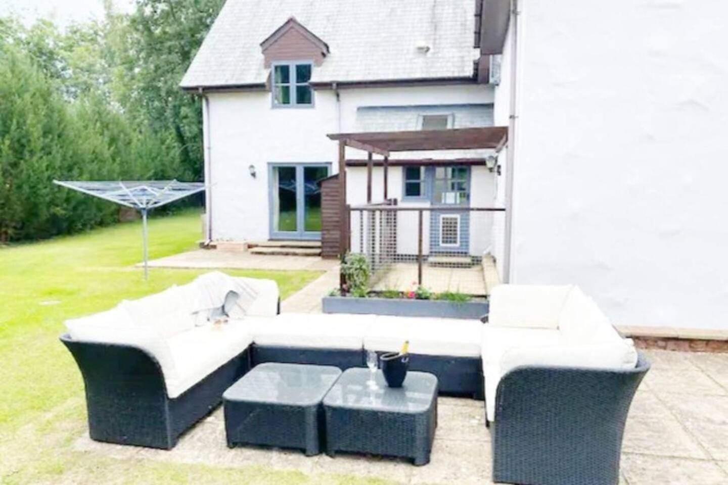 5-bed - Sleeps 12 Pool Garden & Play Area Taunton