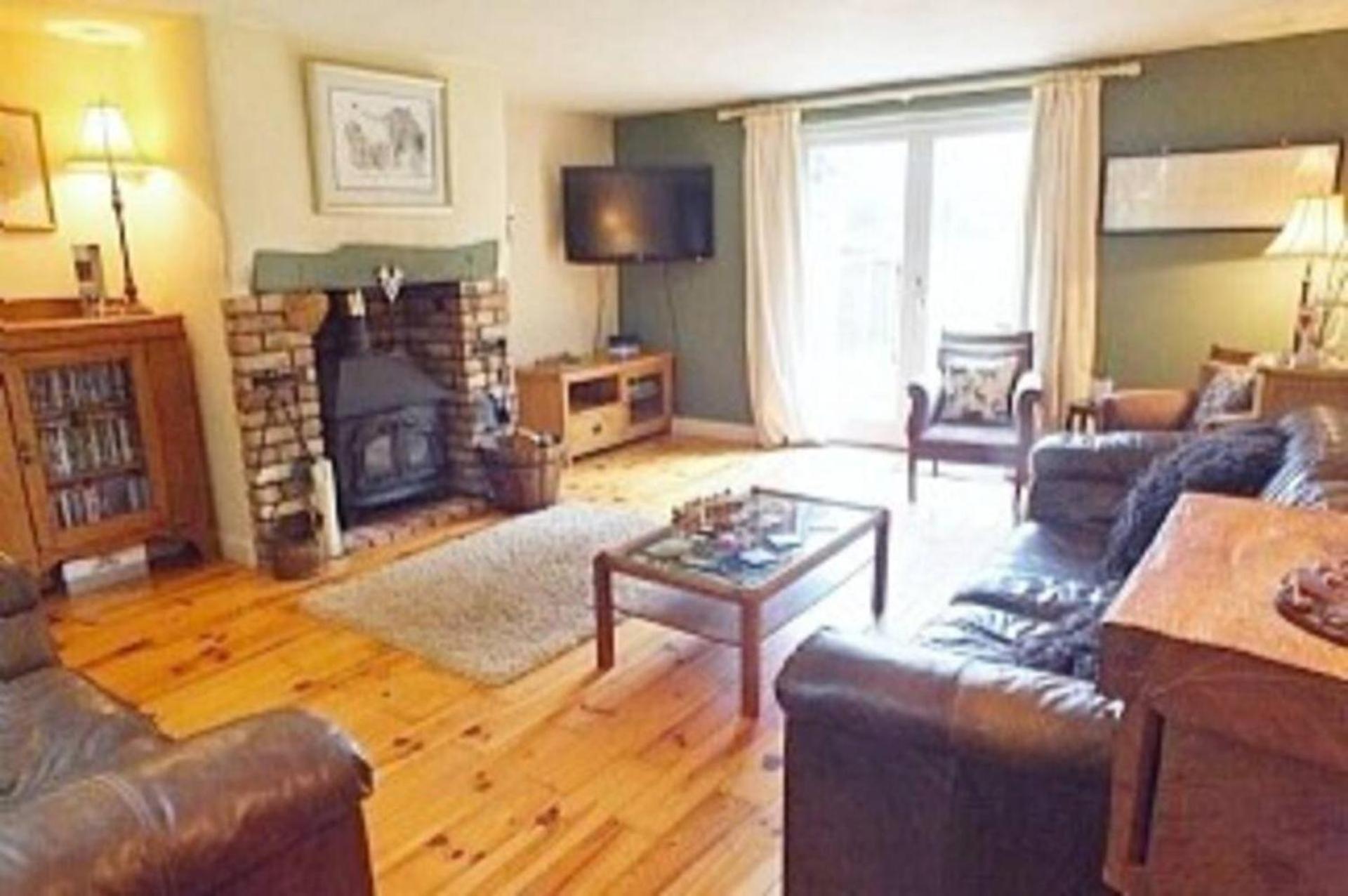 5-bed - Sleeps 12 Pool Garden & Play Area Holiday home