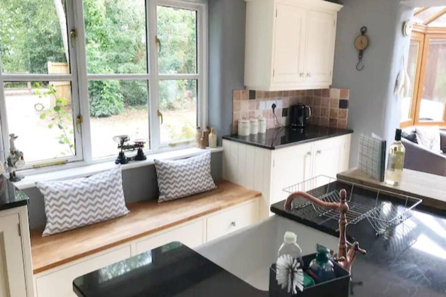 Holiday home 5-bed - Sleeps 12 Pool Garden & Play Area Taunton