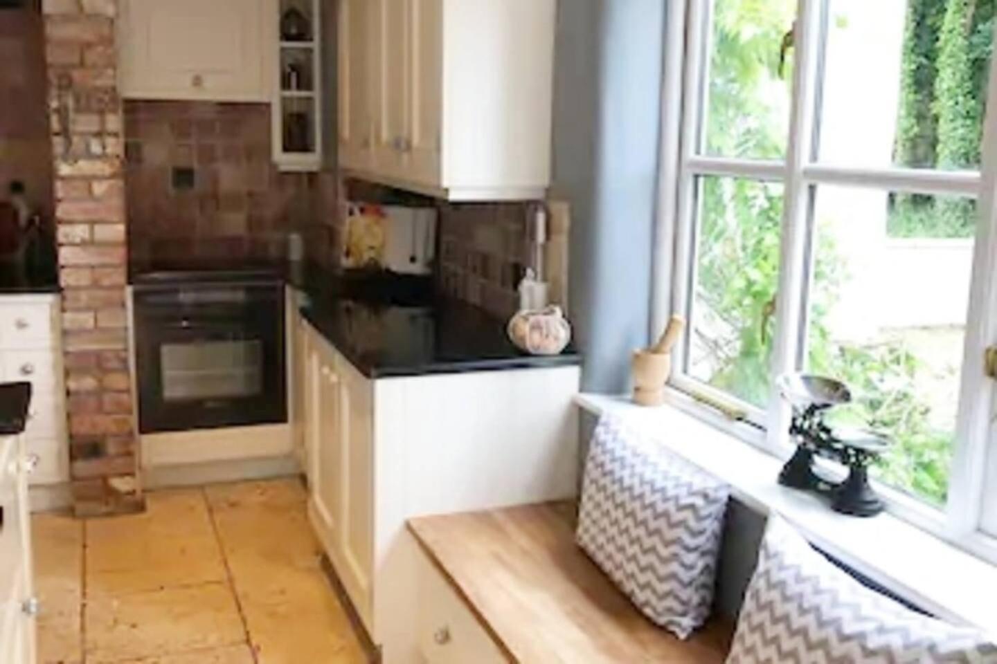 5-bed - Sleeps 12 Pool Garden & Play Area *