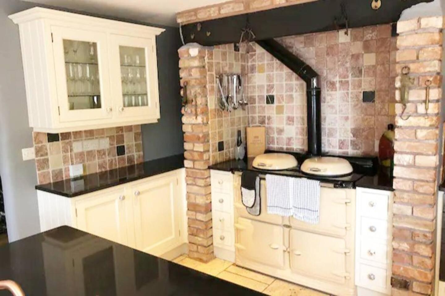 5-bed - Sleeps 12 Pool Garden & Play Area Taunton