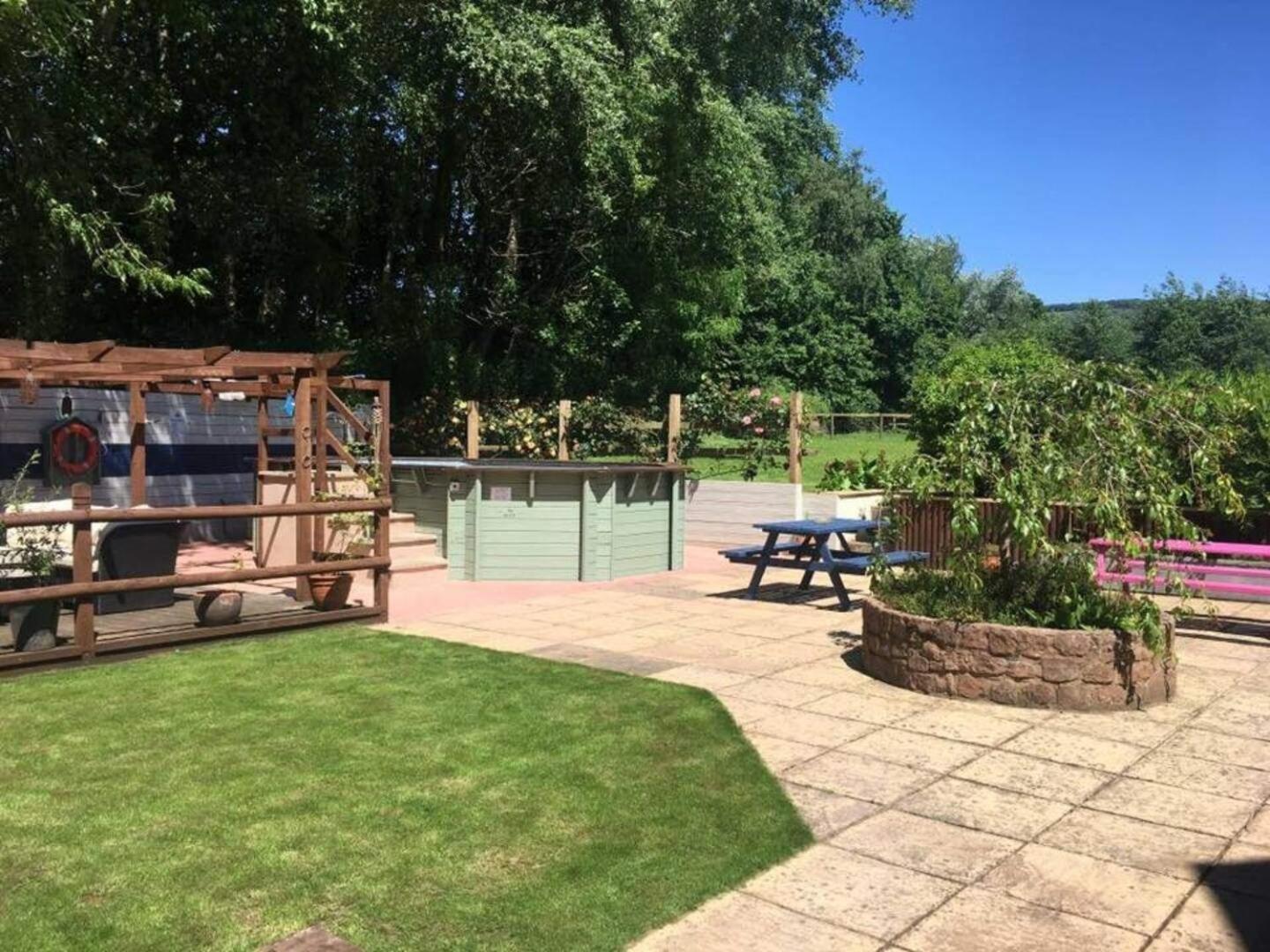 5-bed - Sleeps 12 Pool Garden & Play Area Holiday home *