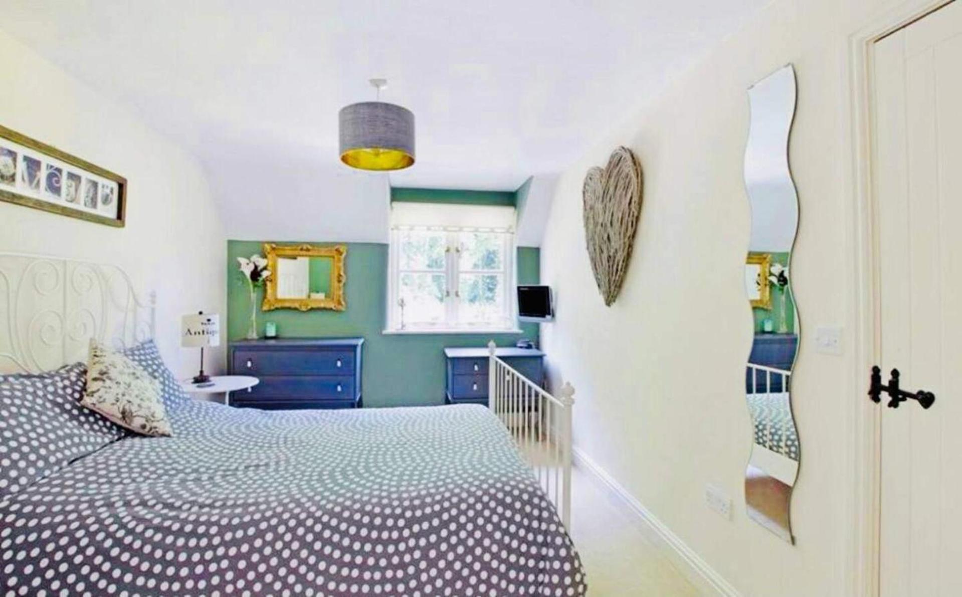 Holiday home 5-bed - Sleeps 12 Pool Garden & Play Area Taunton