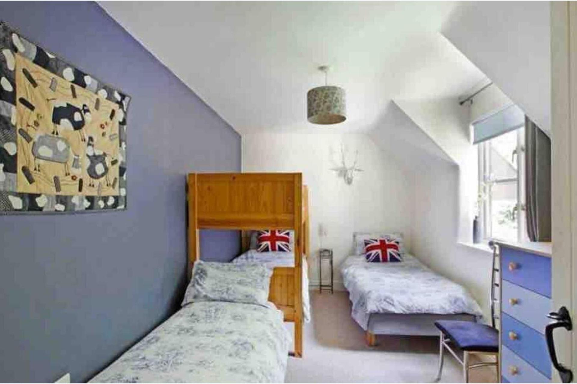 Holiday home 5-bed - Sleeps 12 Pool Garden & Play Area *