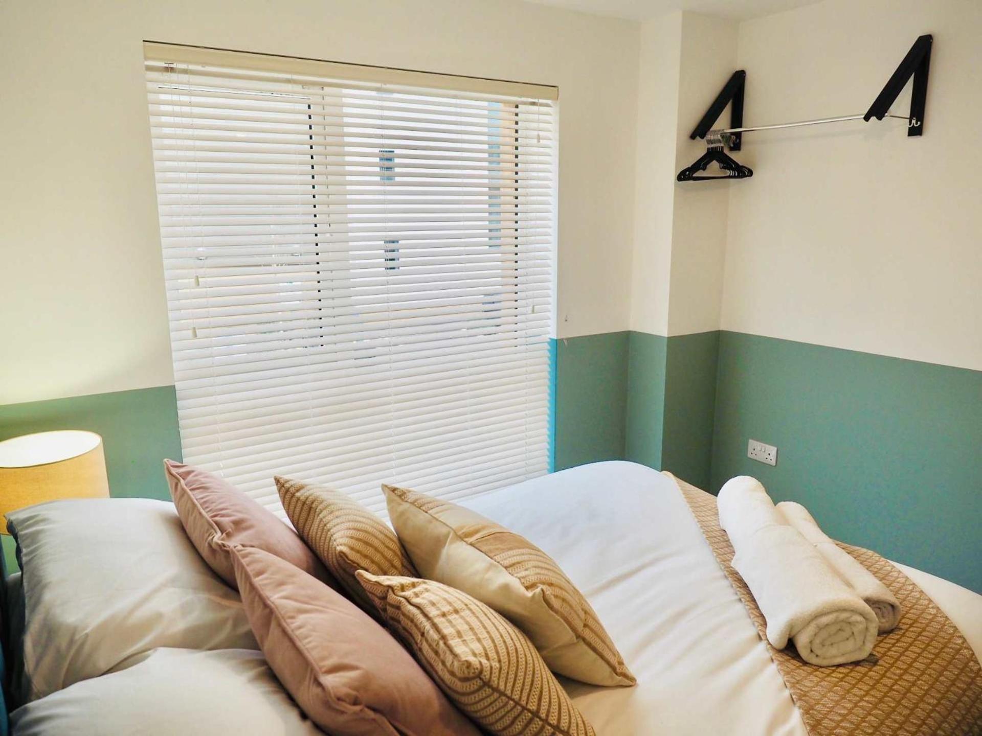 Holiday home Stylish New Build With Garden And Free Parking *