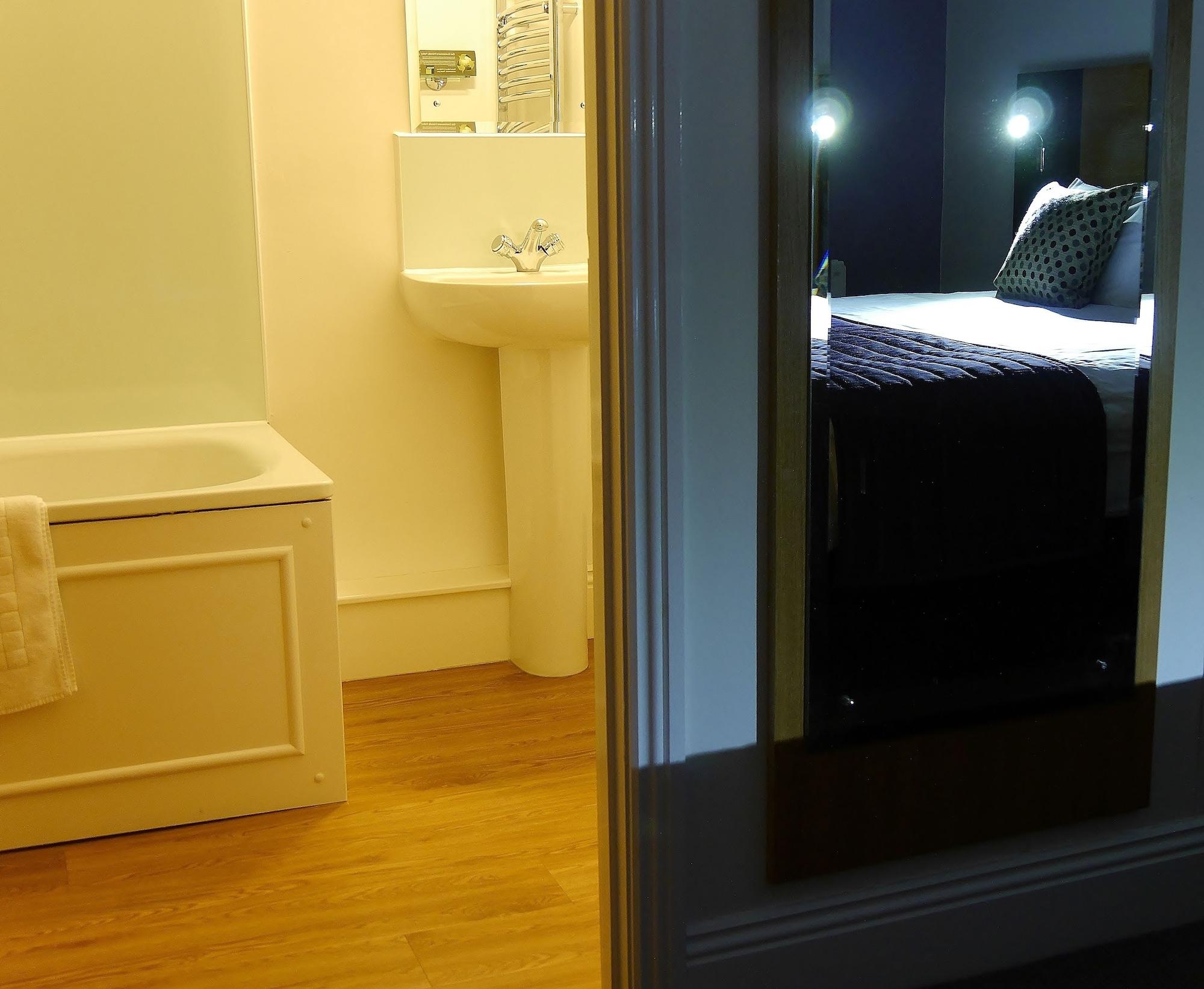 Hotel The Corner House 3*