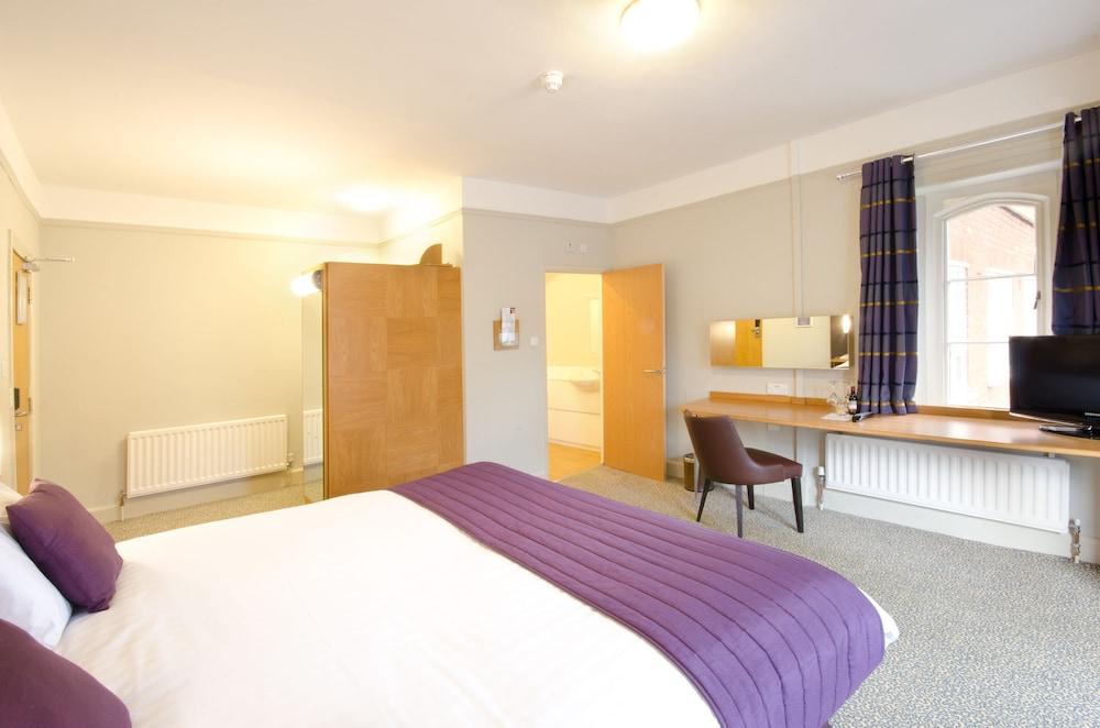 The Corner House 3*
