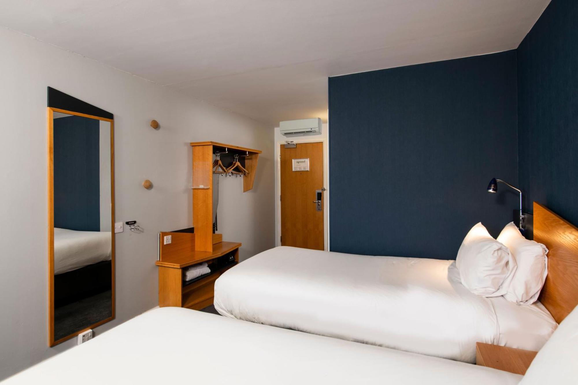 Express East By Ihg Hotel