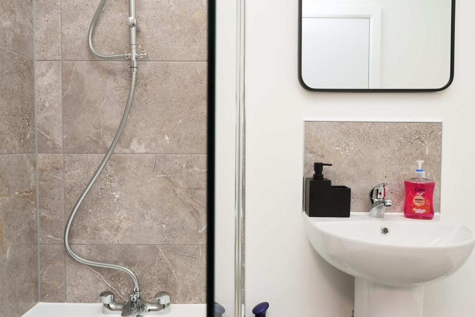 Sleek 1-bed In Core Apartment Taunton