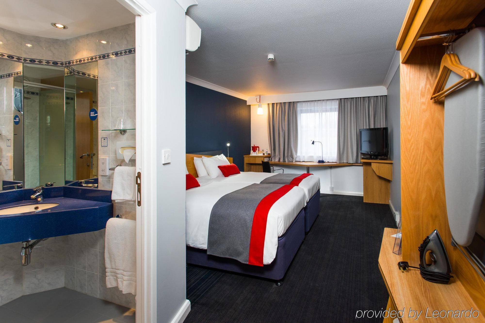 Express East By Ihg Hotel