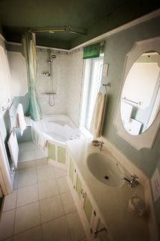 Meryan House Hotel 4*