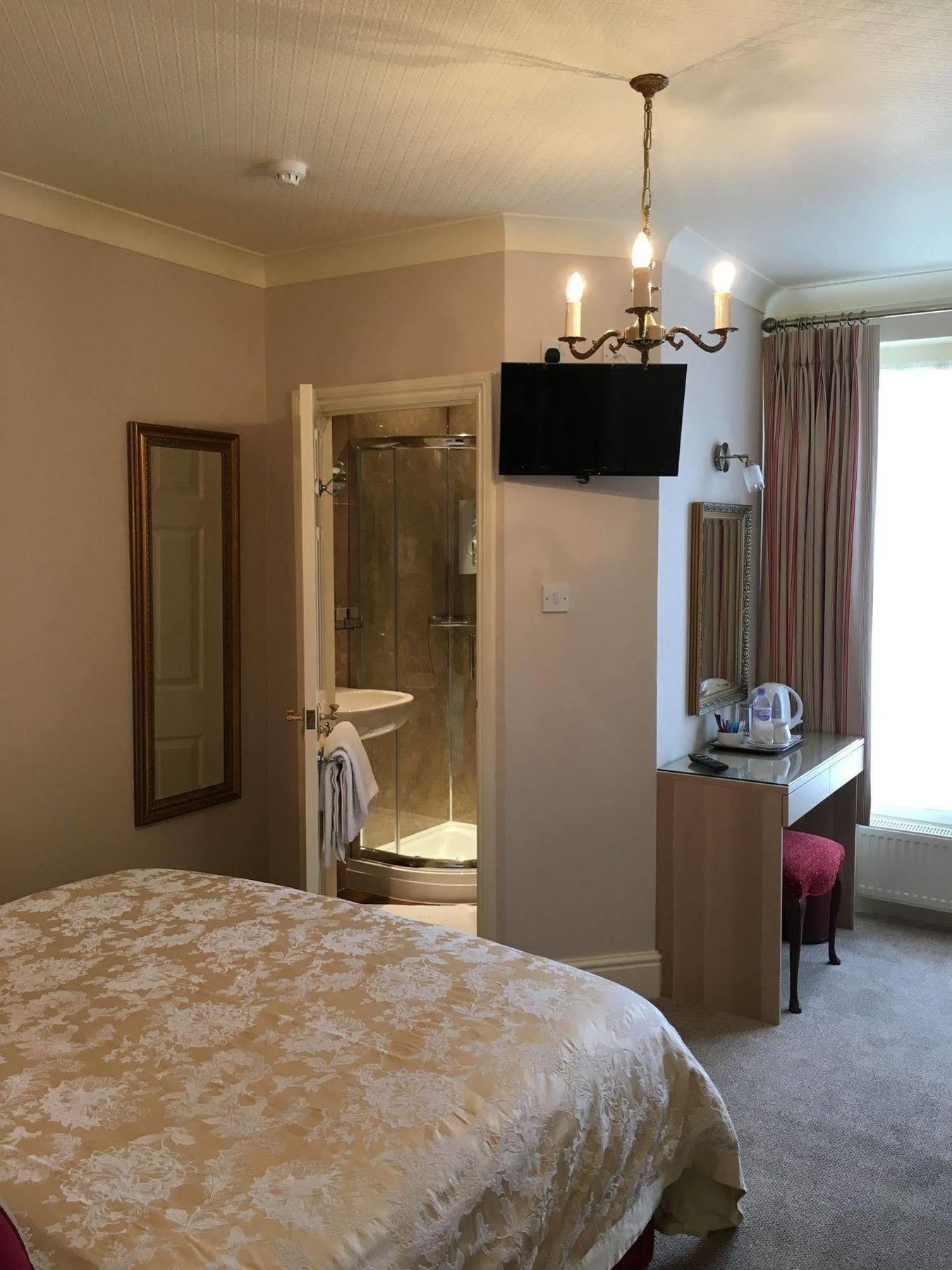 Brookfield House 4*